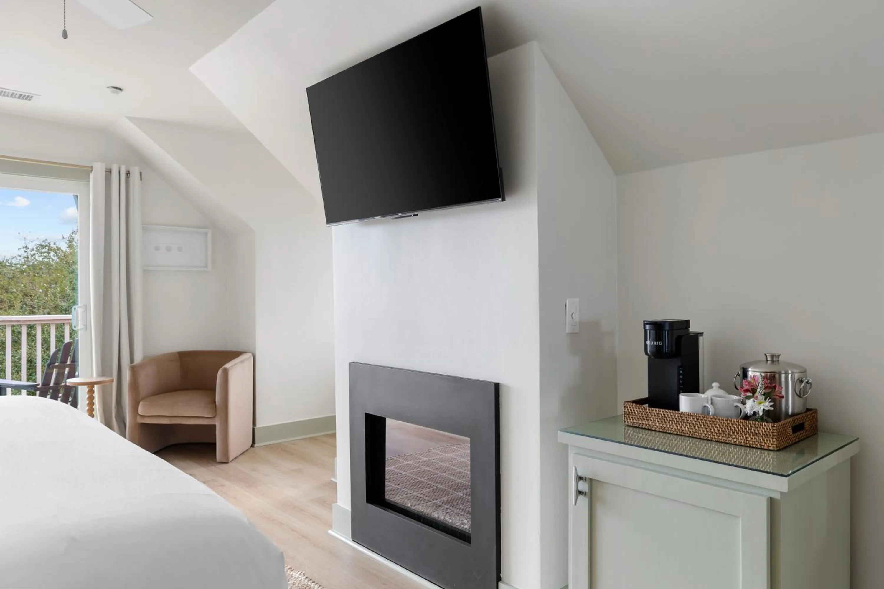 TV and multimedia, Bed in Regatta Inn - Adults Only