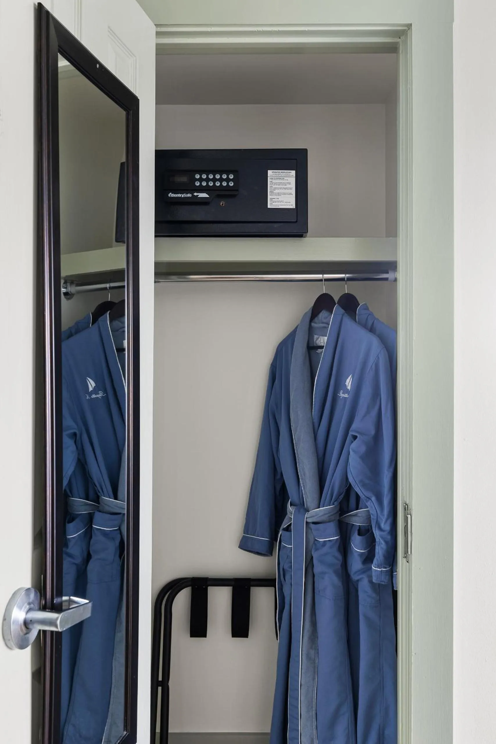 Bedroom in Regatta Inn - Adults Only