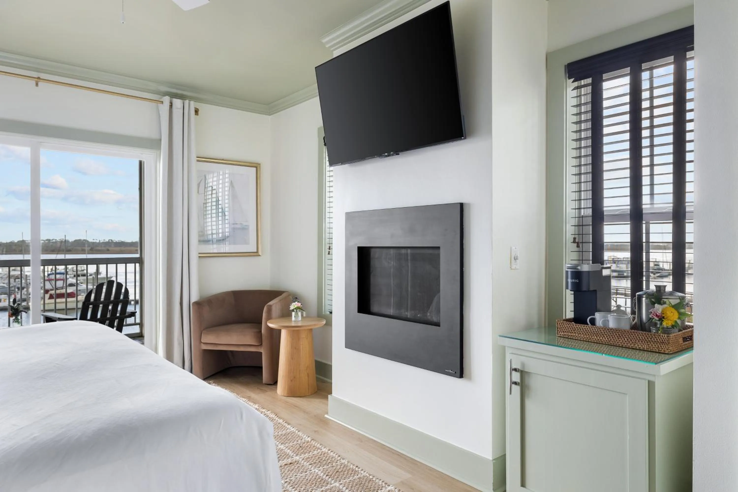 TV and multimedia, Bed in Regatta Inn - Adults Only