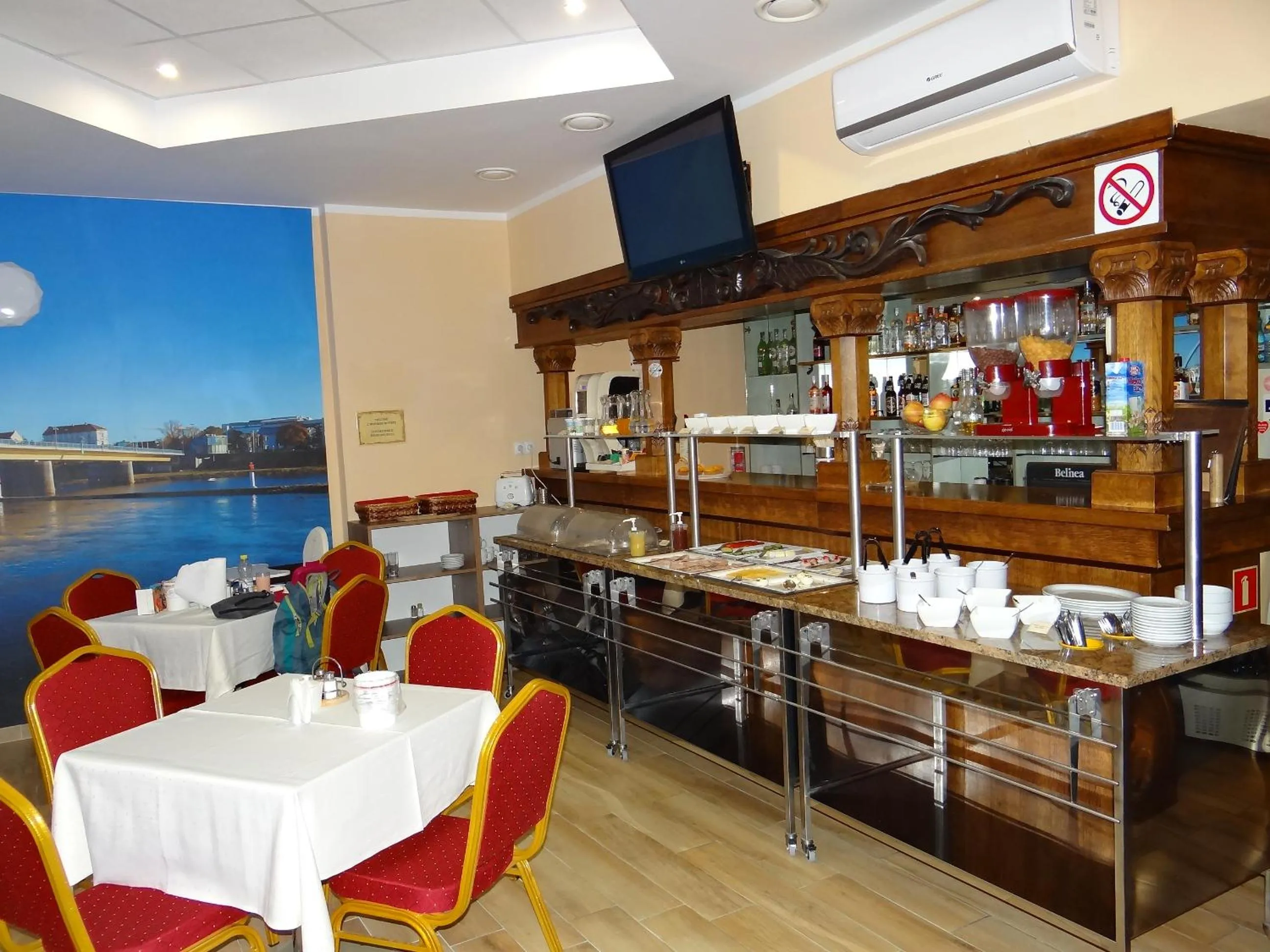 Restaurant/places to eat in Hotel Relax