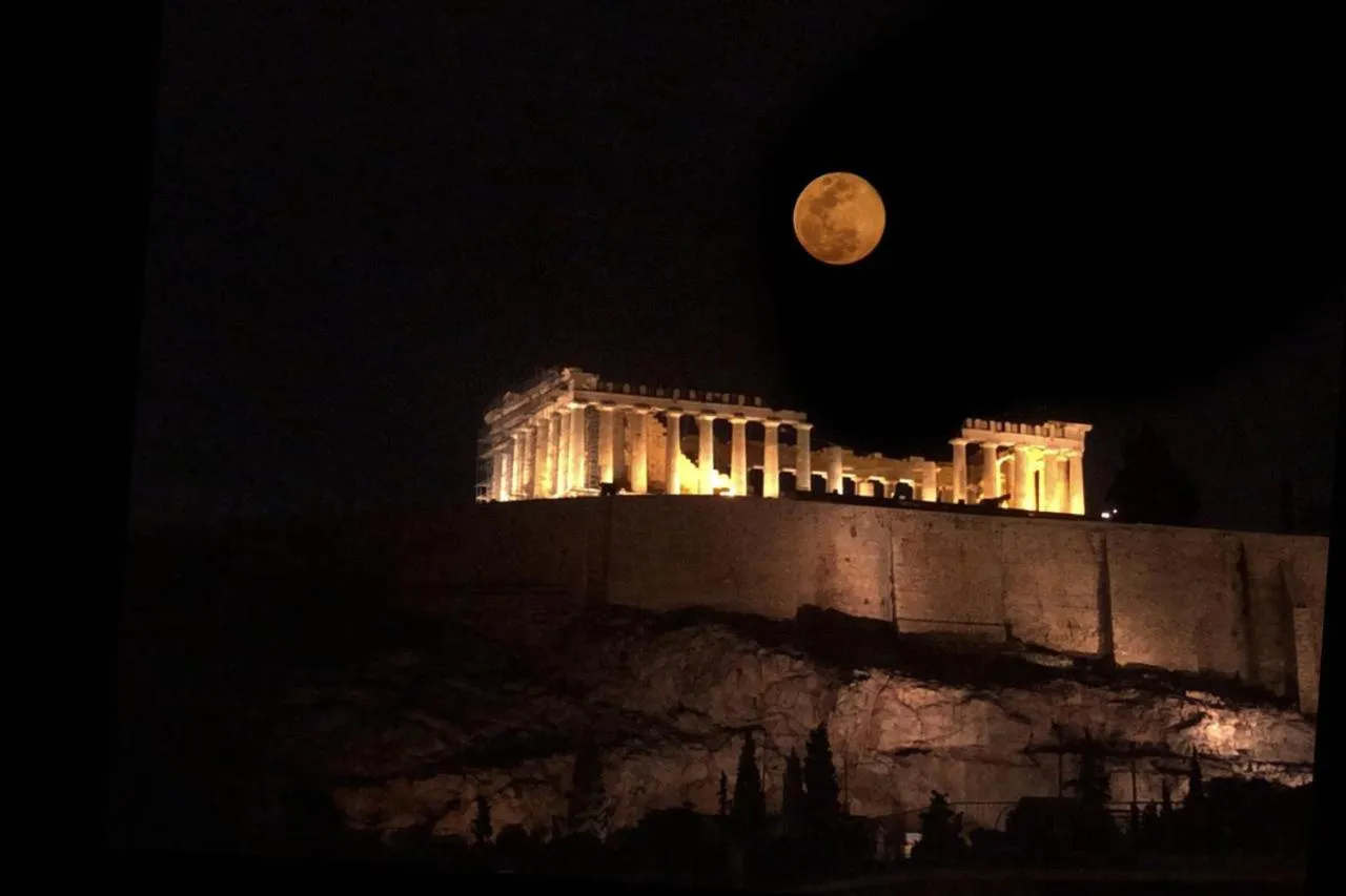 Night in Acropolis Stylish Suite