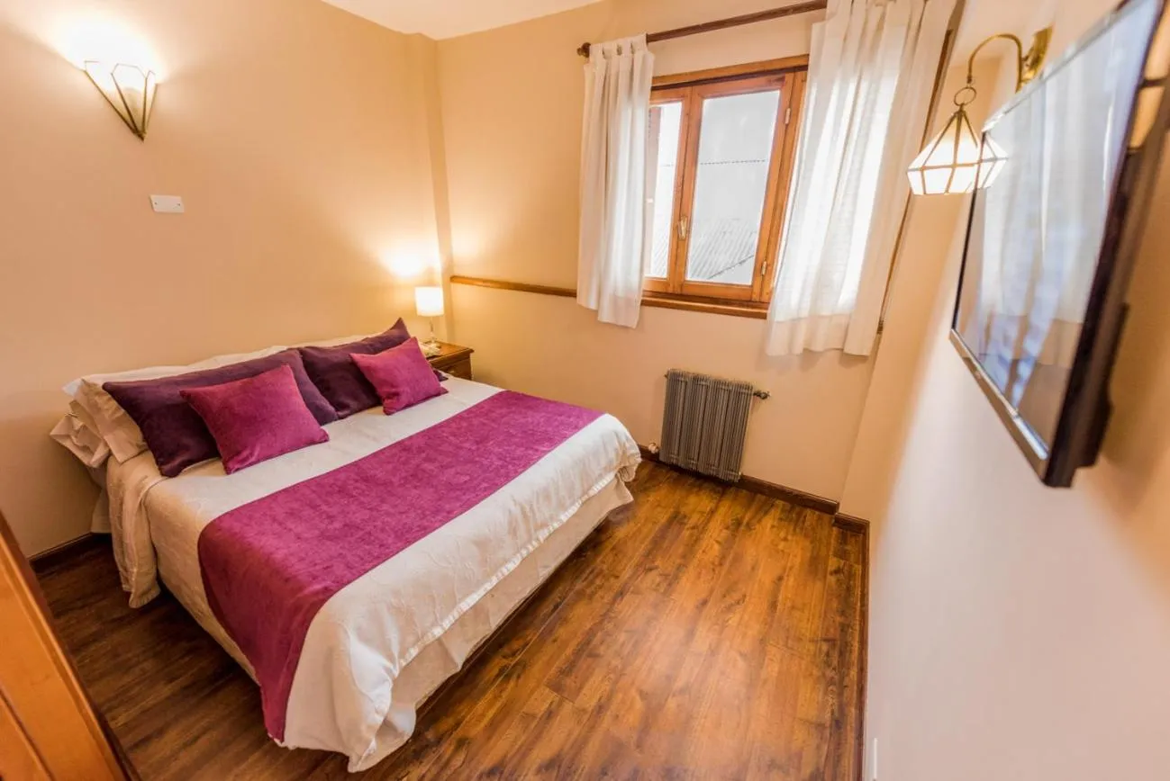 Photo of the whole room, Bed in Tunqueley Hotel