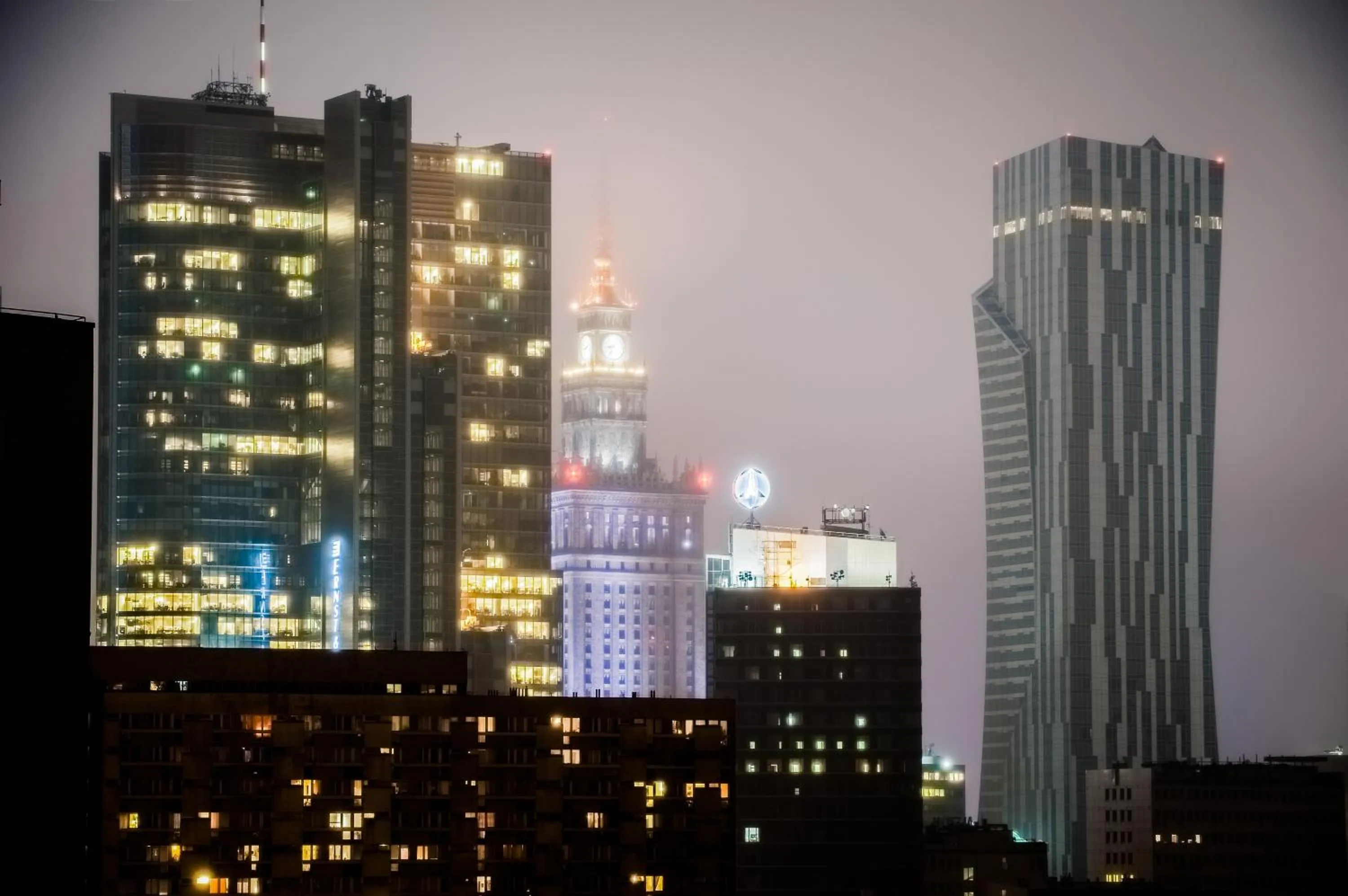 Night in Platinum Towers E-Apartments