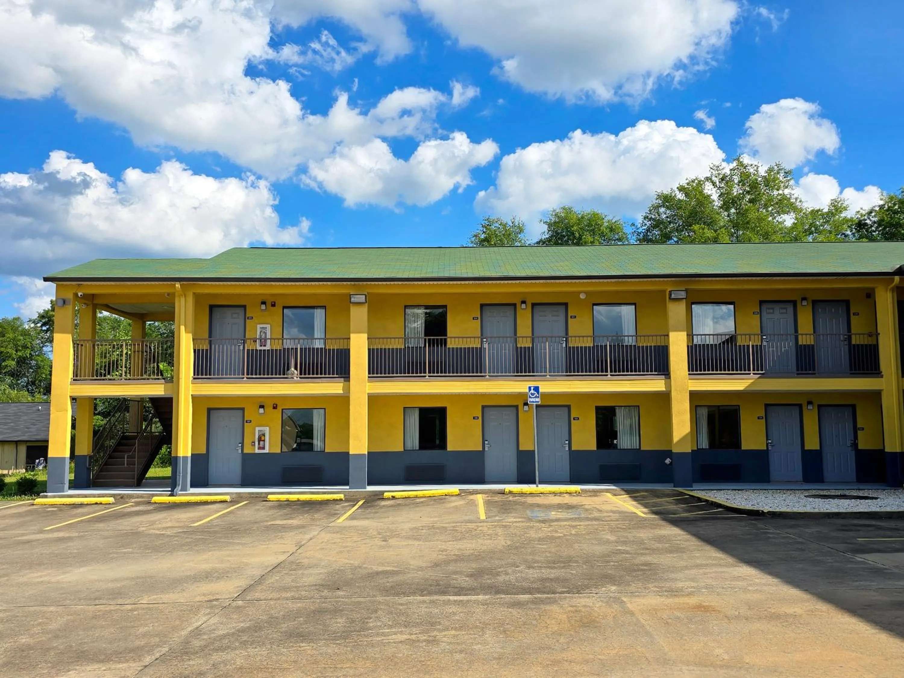 Property building in Garden Inn and Suites near Callaway Gardens Pine Mountain