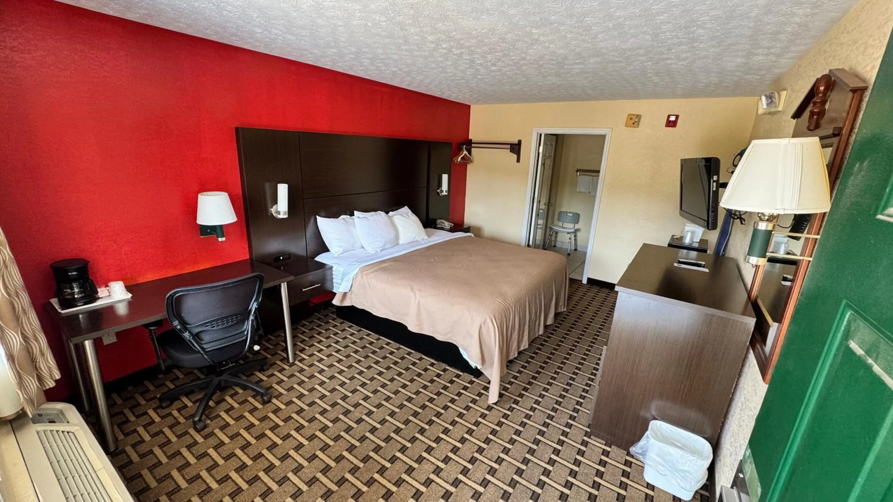 Bed in Garden Inn and Suites near Callaway Gardens Pine Mountain