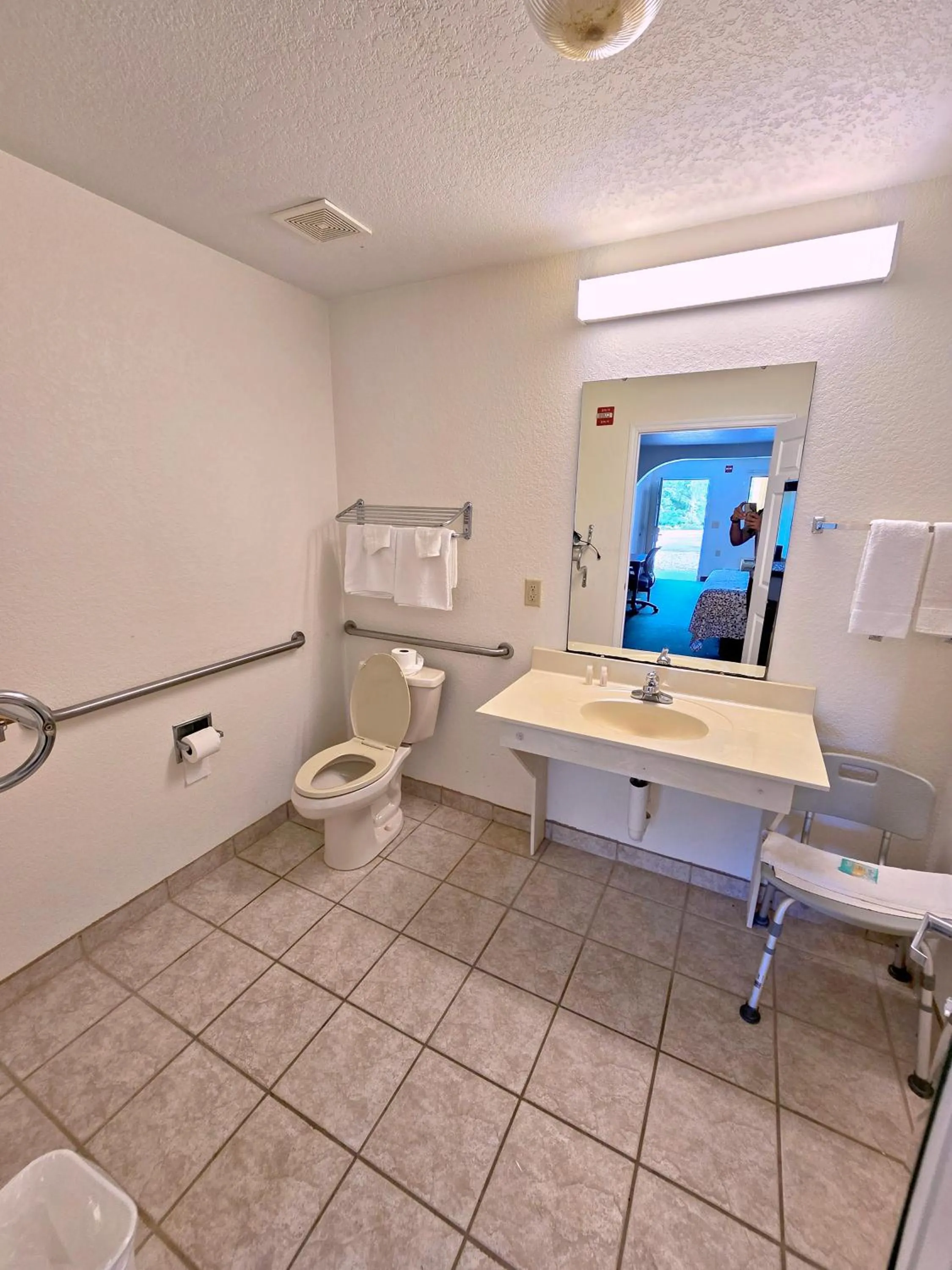 Bathroom in Garden Inn and Suites near Callaway Gardens Pine Mountain