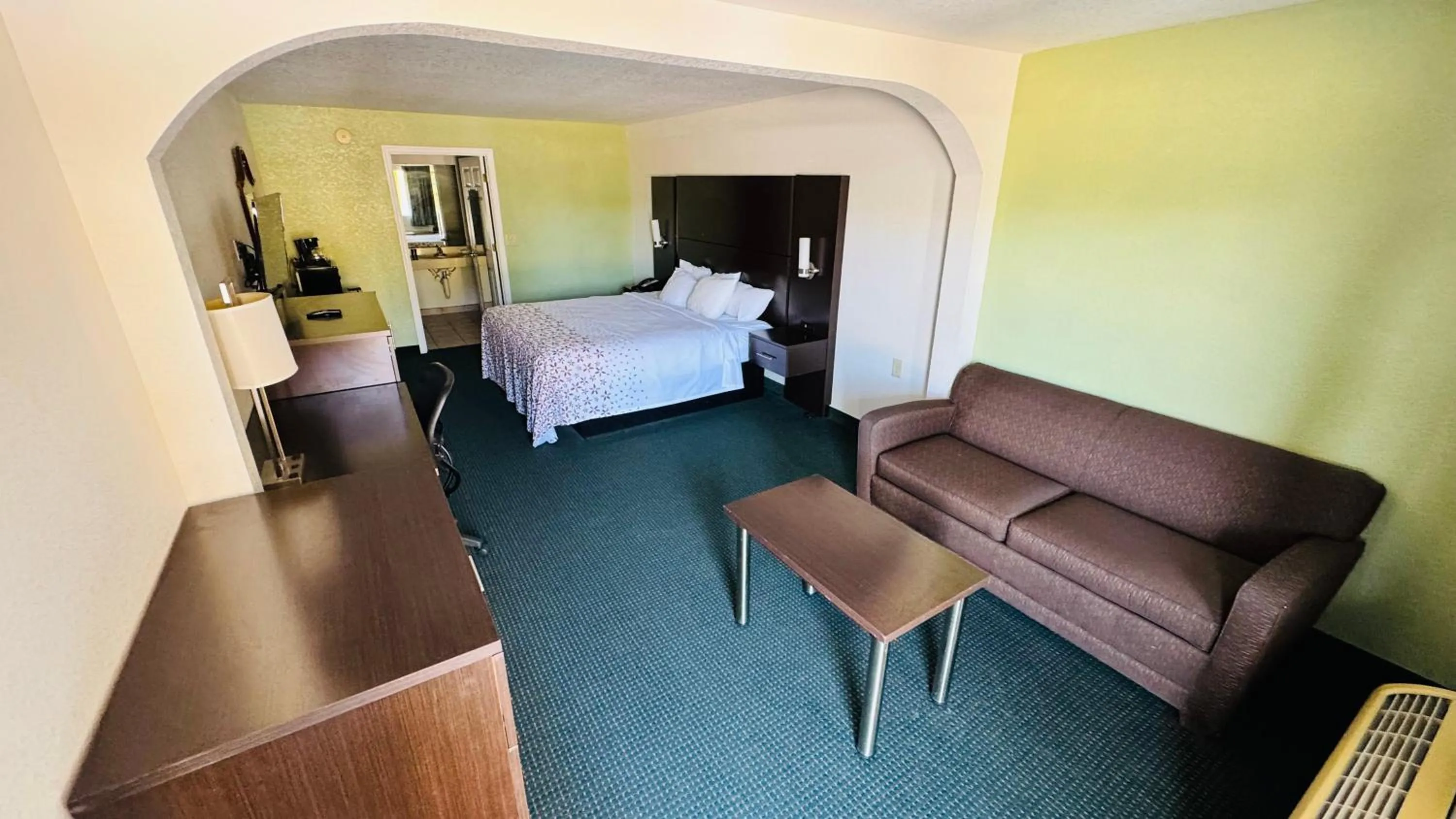 Photo of the whole room, Bed in Garden Inn and Suites near Callaway Gardens Pine Mountain