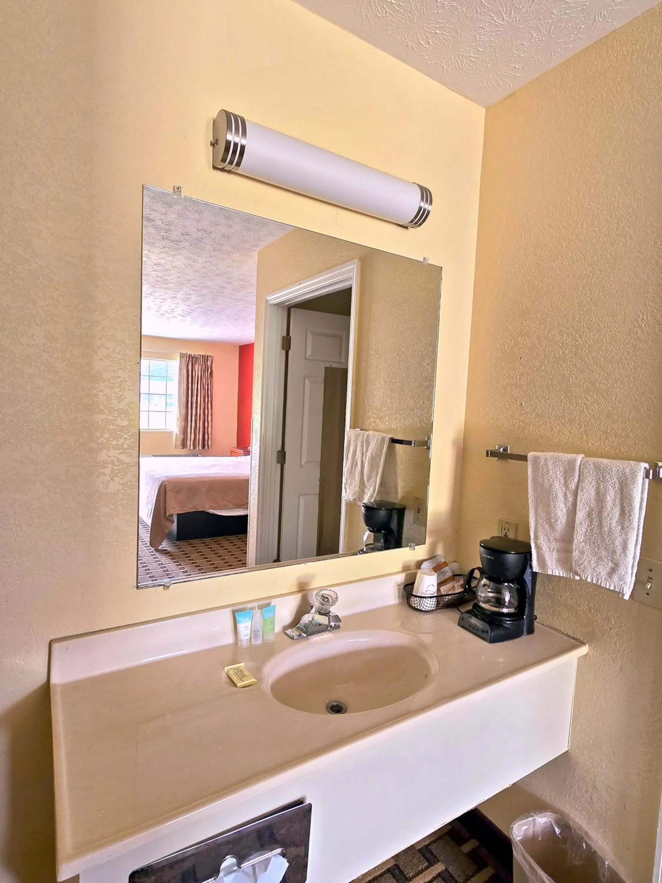 Bedroom in Garden Inn and Suites near Callaway Gardens Pine Mountain