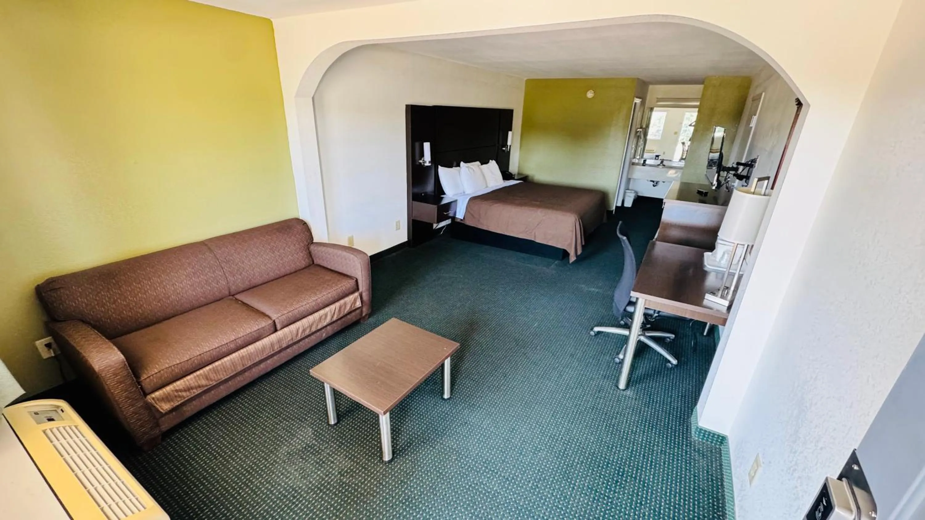 Bed in Garden Inn and Suites near Callaway Gardens Pine Mountain