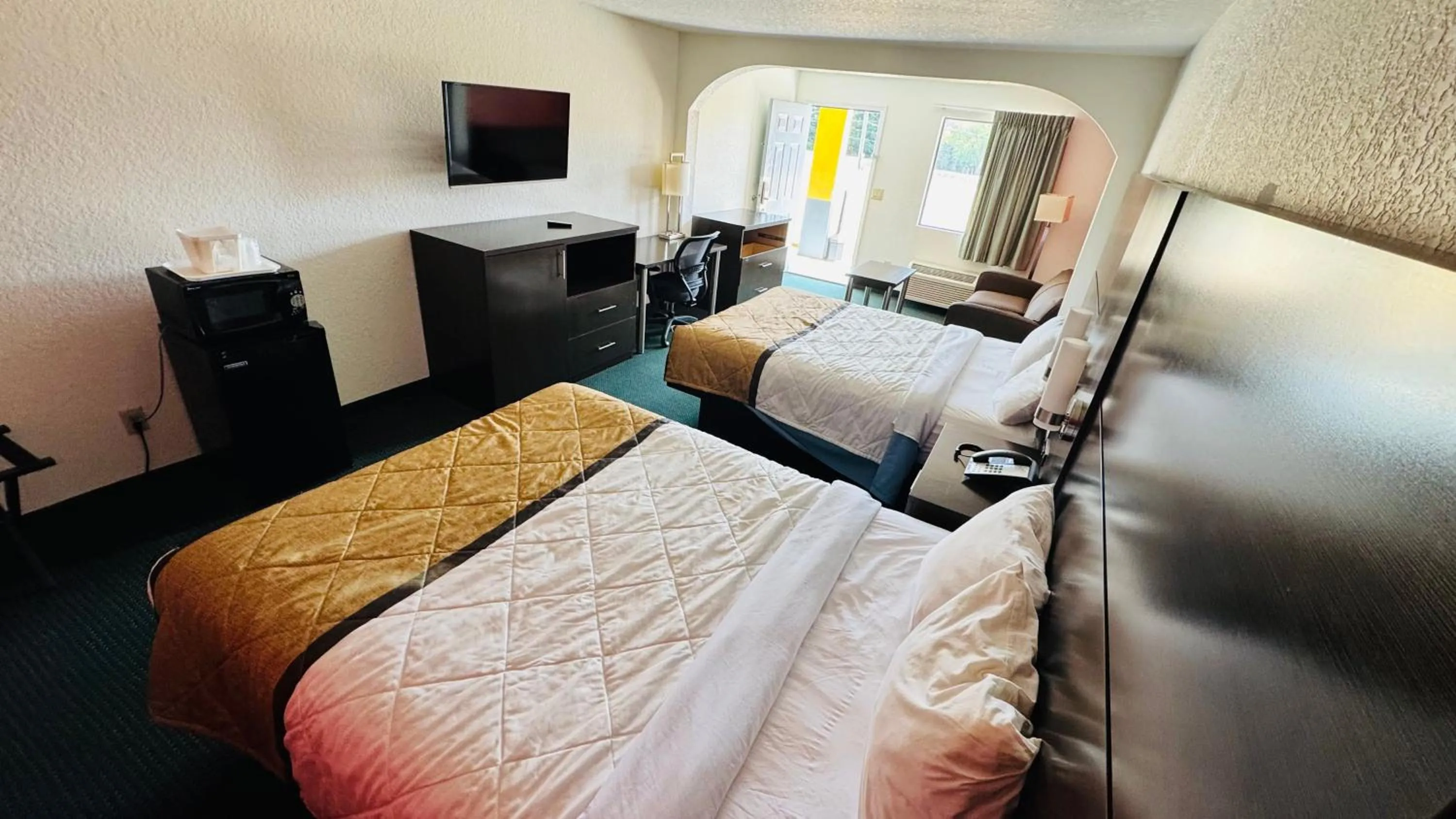 Photo of the whole room, Bed in Garden Inn and Suites near Callaway Gardens Pine Mountain