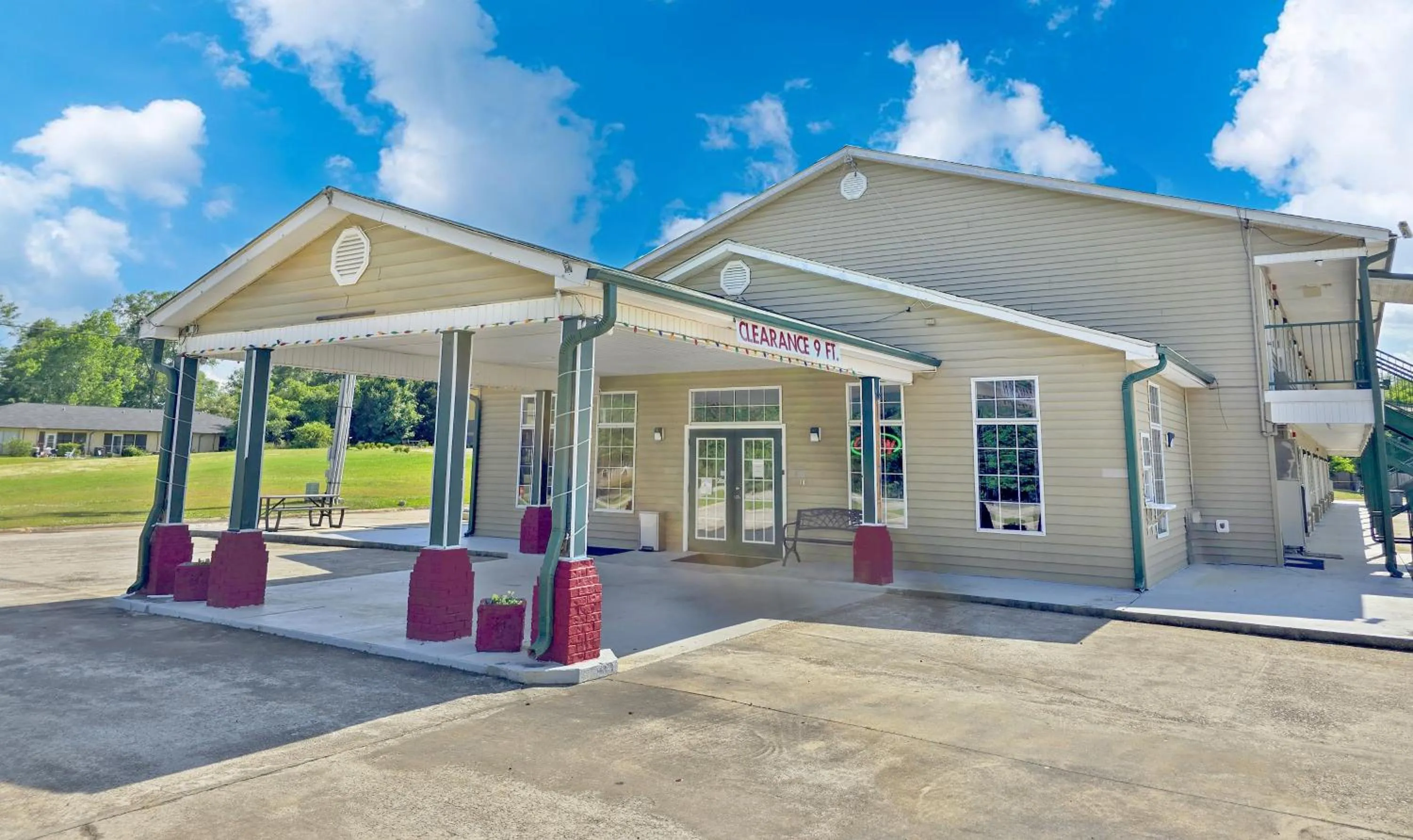Property building in Garden Inn and Suites near Callaway Gardens Pine Mountain