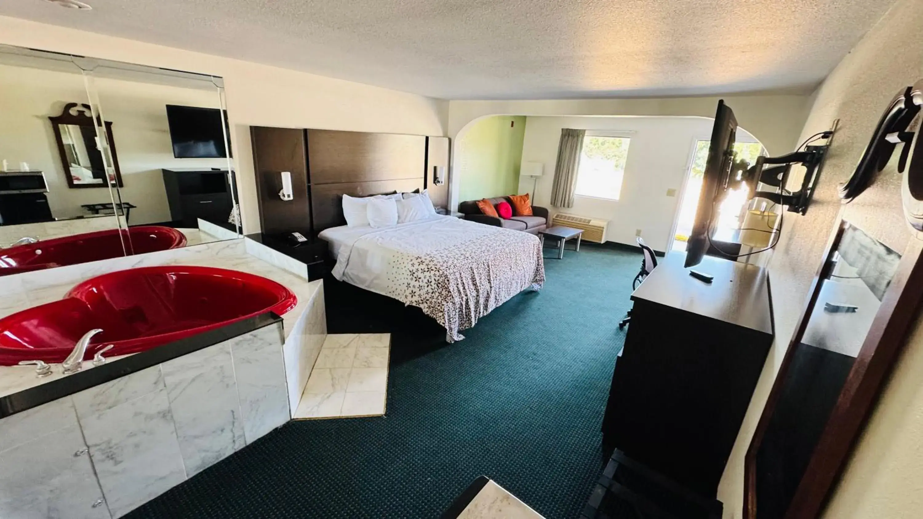 King Suite with Spa Bath in Garden Inn and Suites near Callaway Gardens Pine Mountain King Suite with Spa Bath in Garden Inn and Suites near Callaway Gardens Pine Mountain