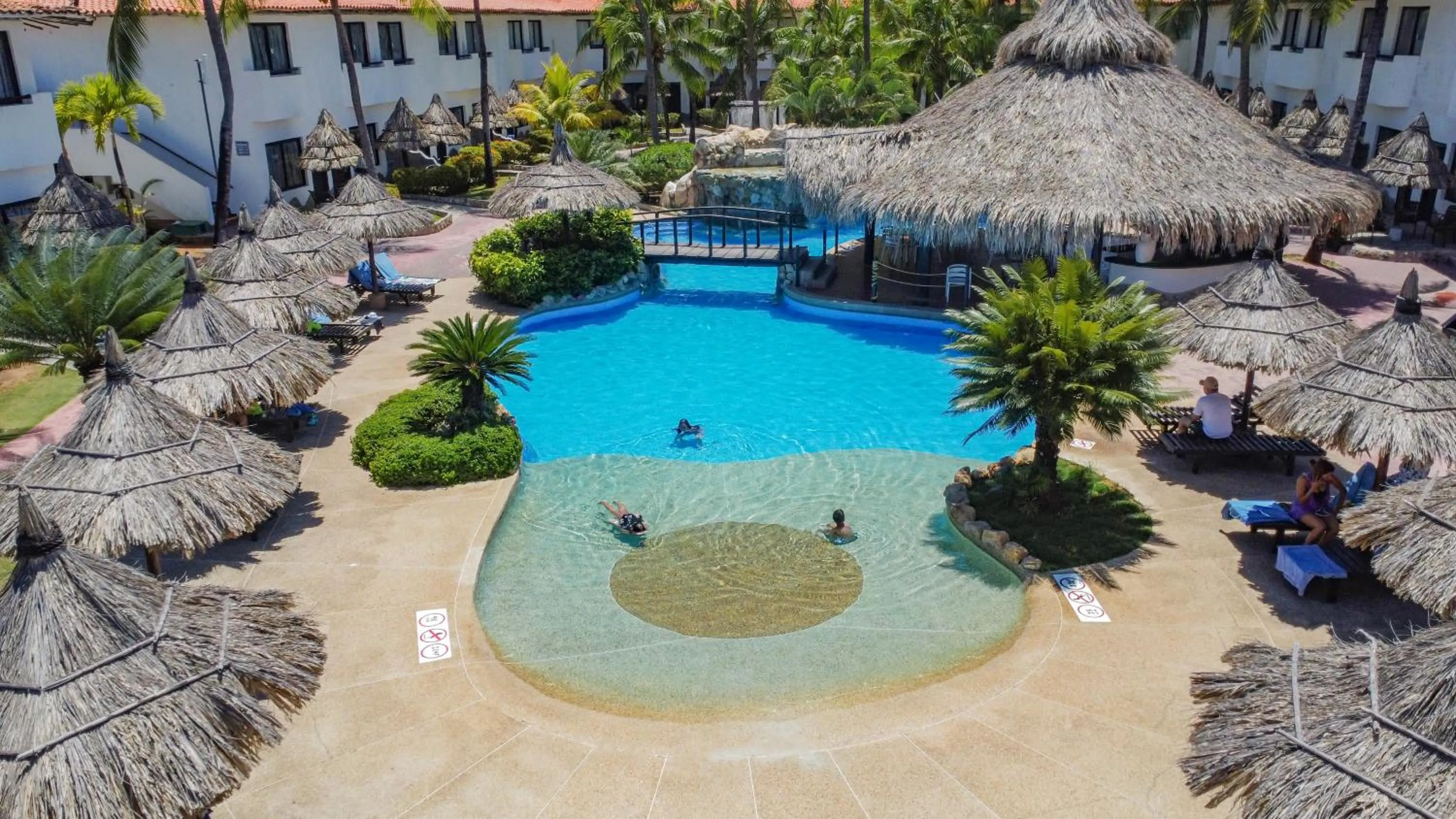 Swimming pool in Sunsol Isla Caribe