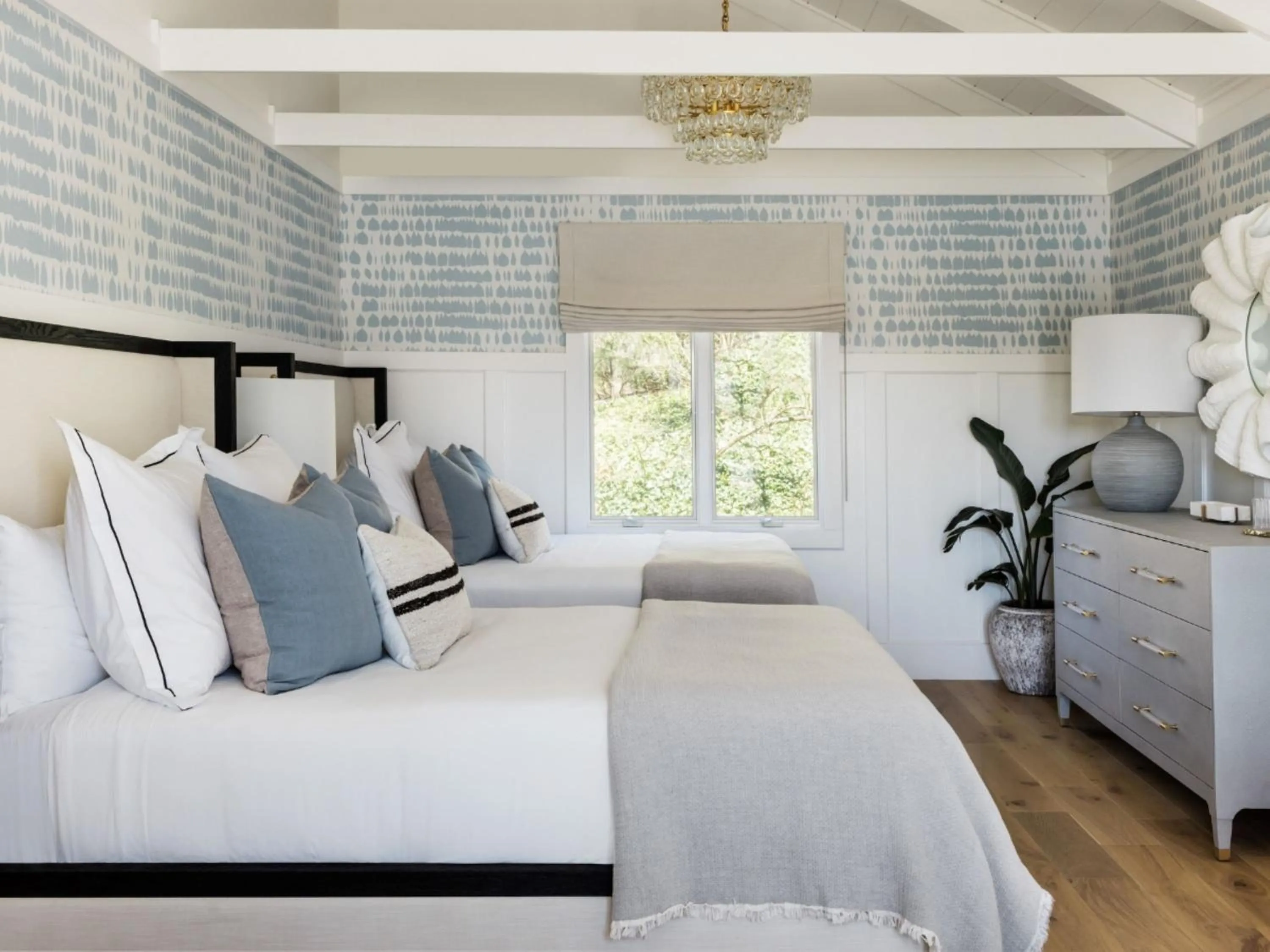 Bed in Wequassett Resort and Golf Club