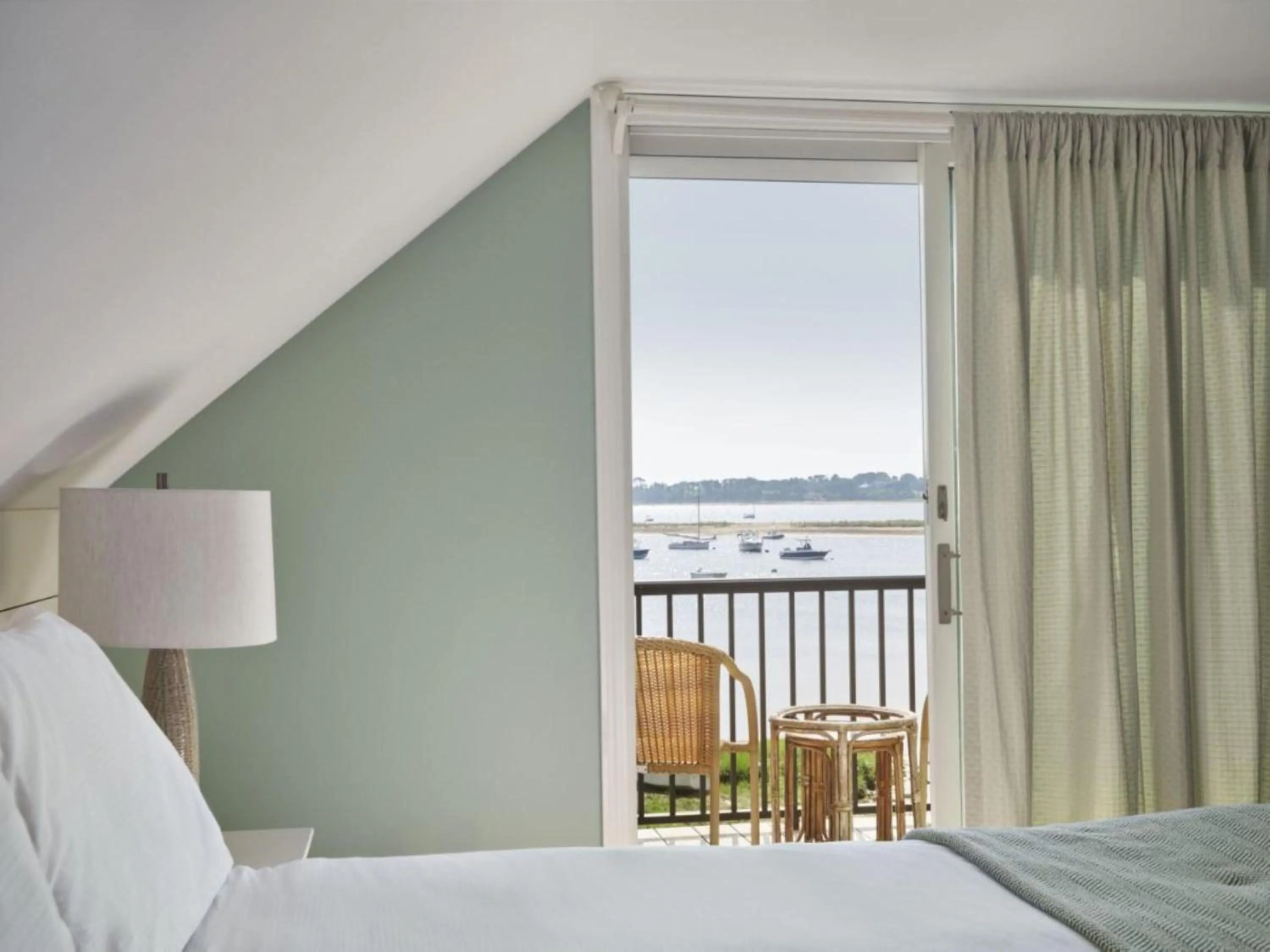 Bed in Wequassett Resort and Golf Club