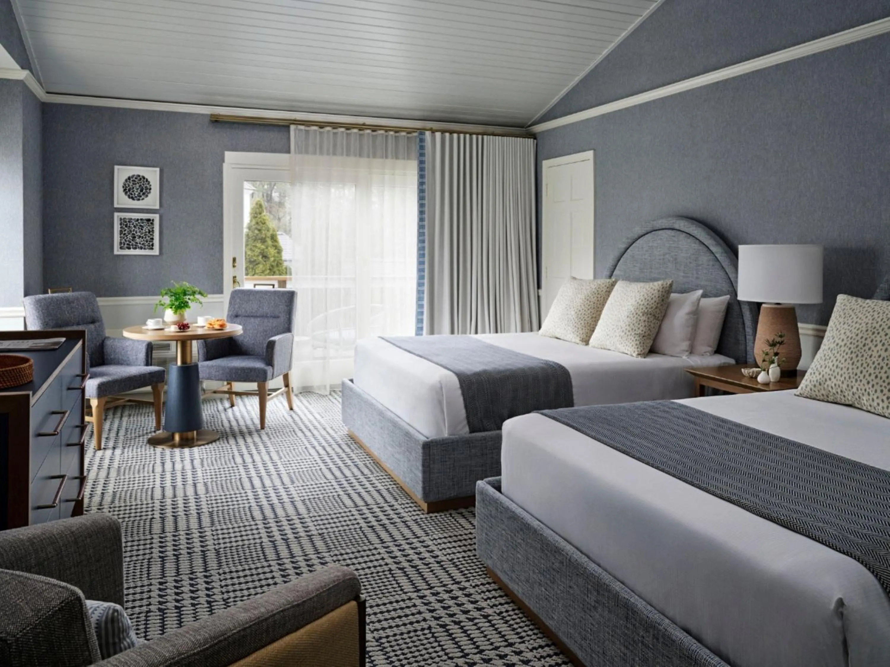 Bed in Wequassett Resort and Golf Club