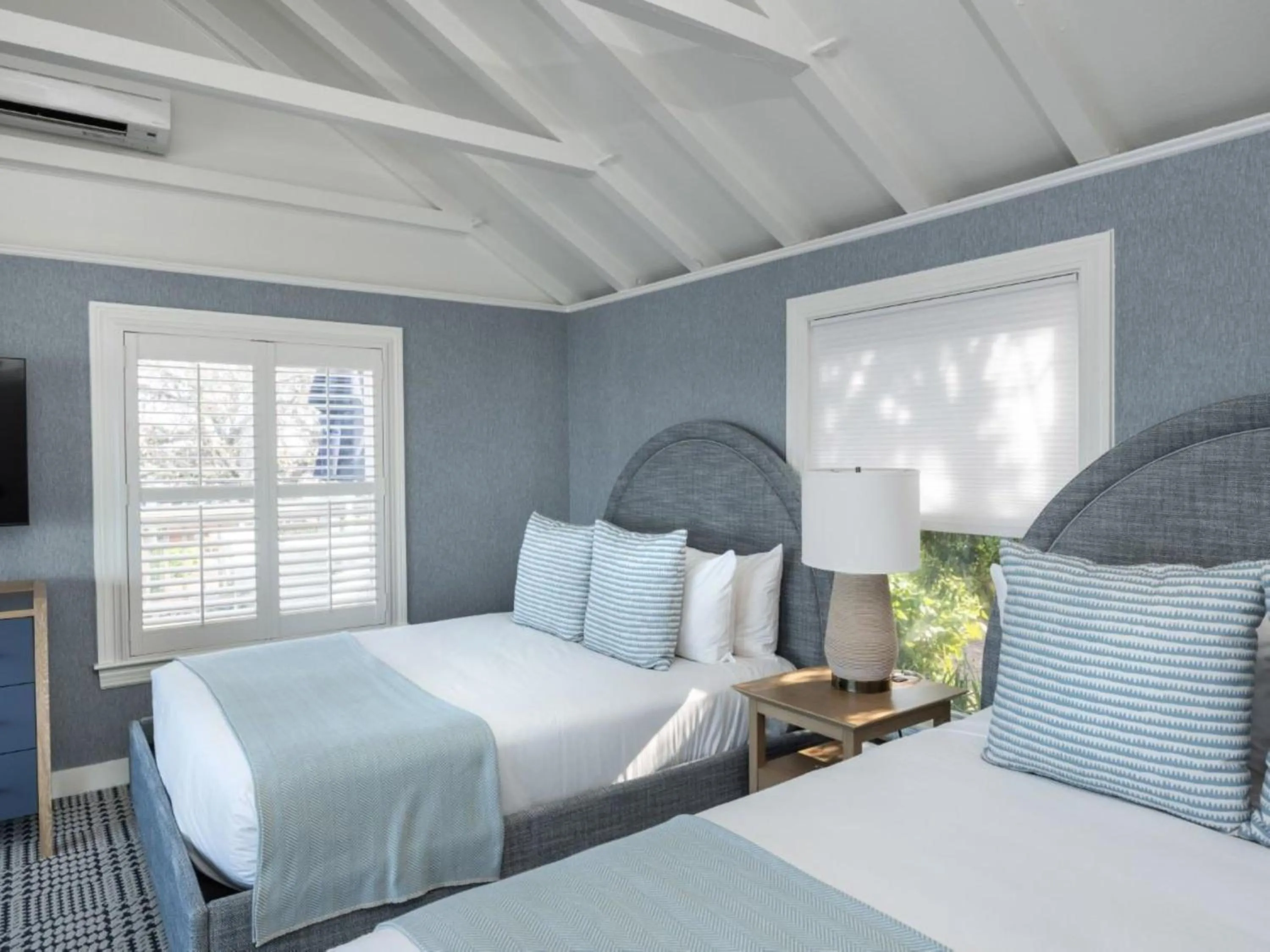 Bed in Wequassett Resort and Golf Club