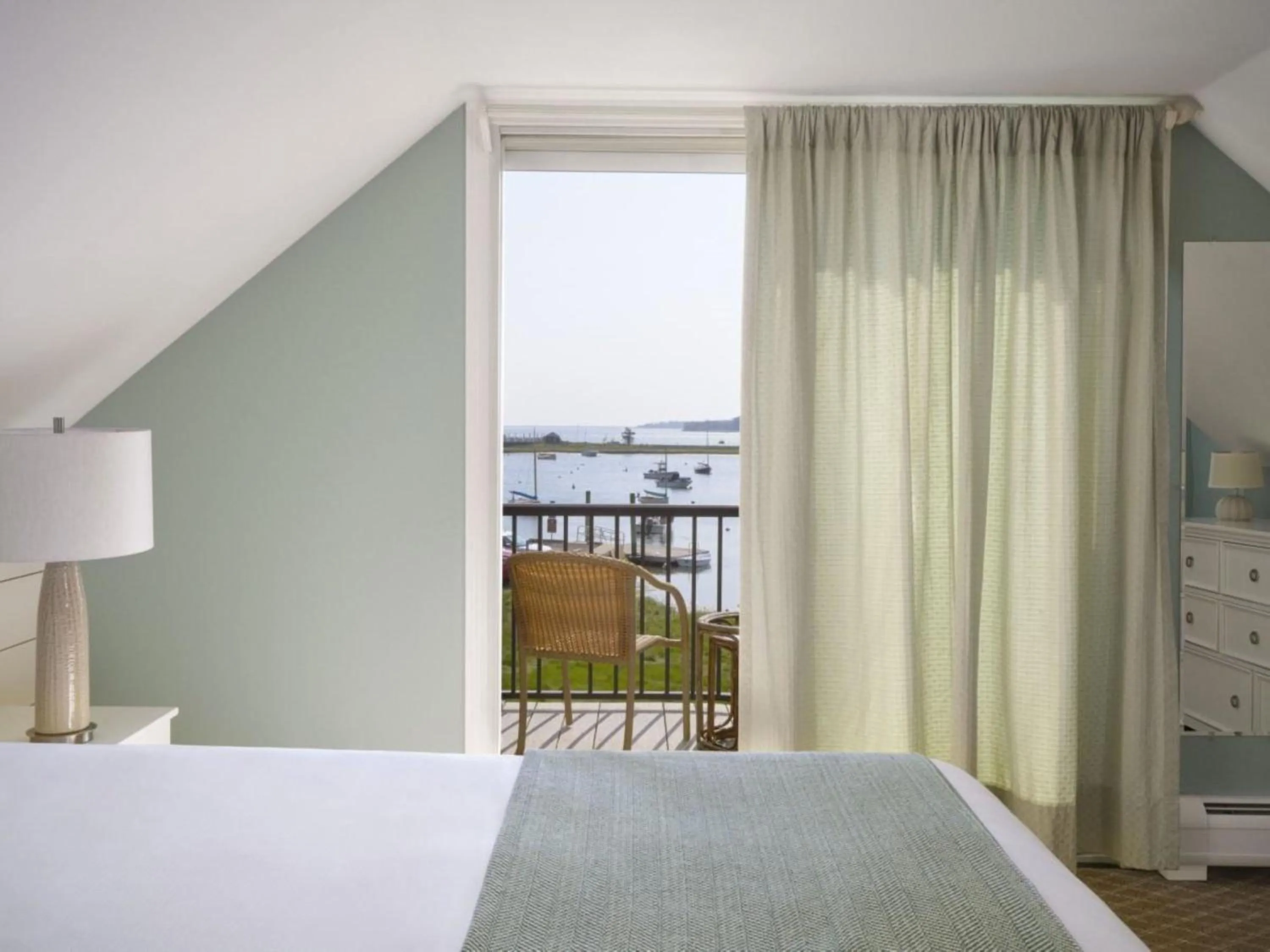 Bed in Wequassett Resort and Golf Club