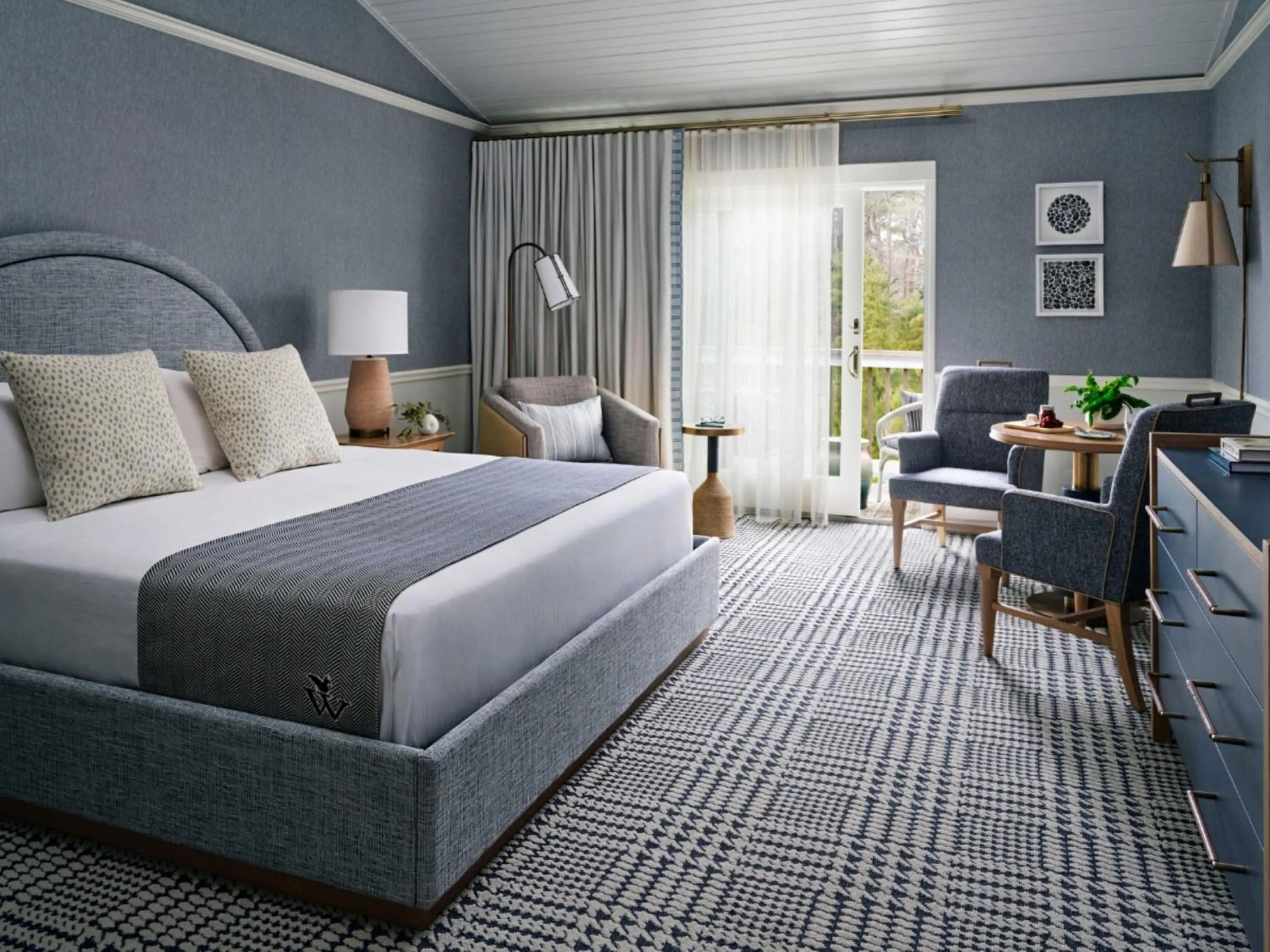 Bed in Wequassett Resort and Golf Club