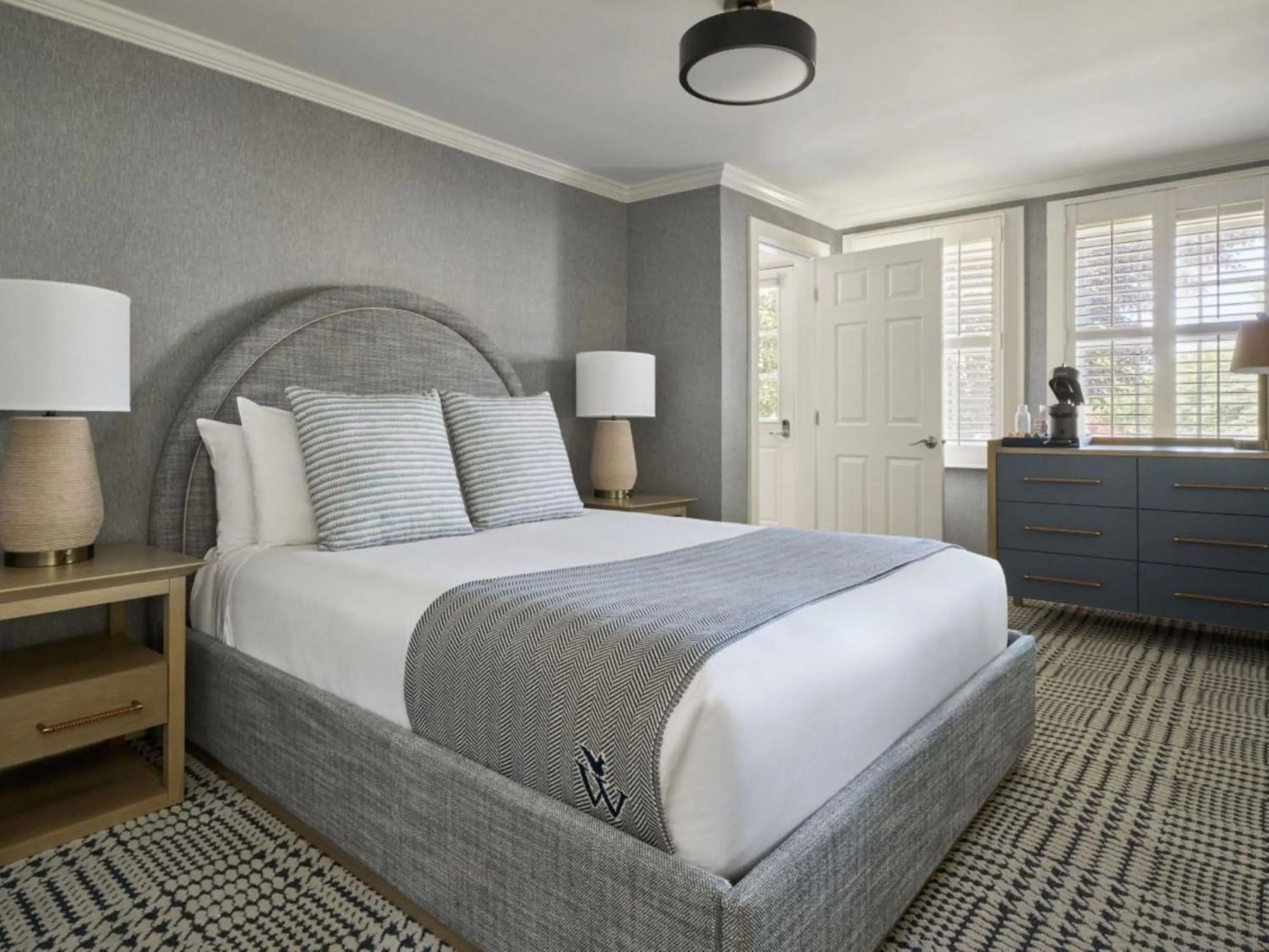 Bed in Wequassett Resort and Golf Club