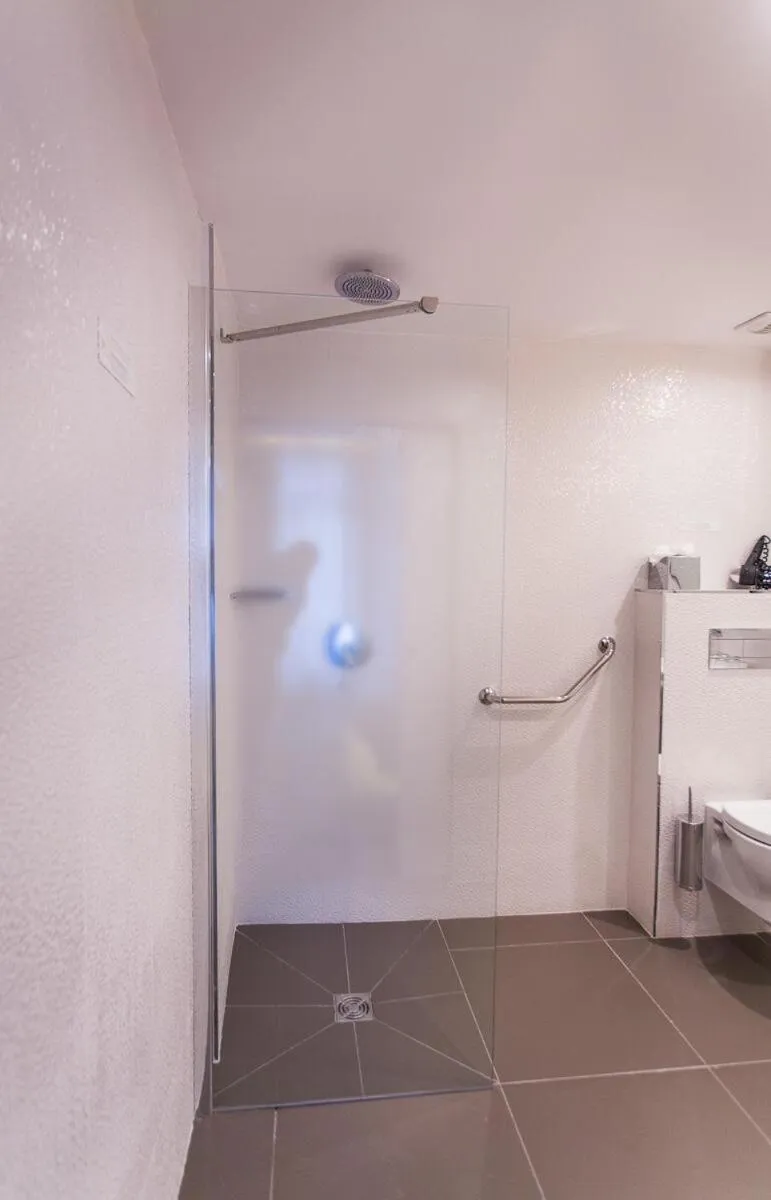 Bathroom in Legend Hôtel Paris