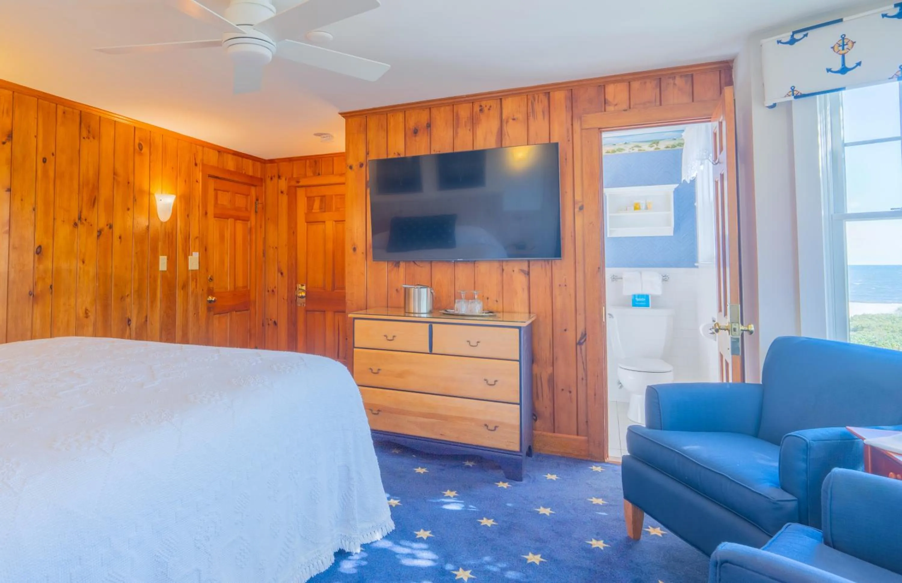 Seating area, Bed in Winstead Beach Resort