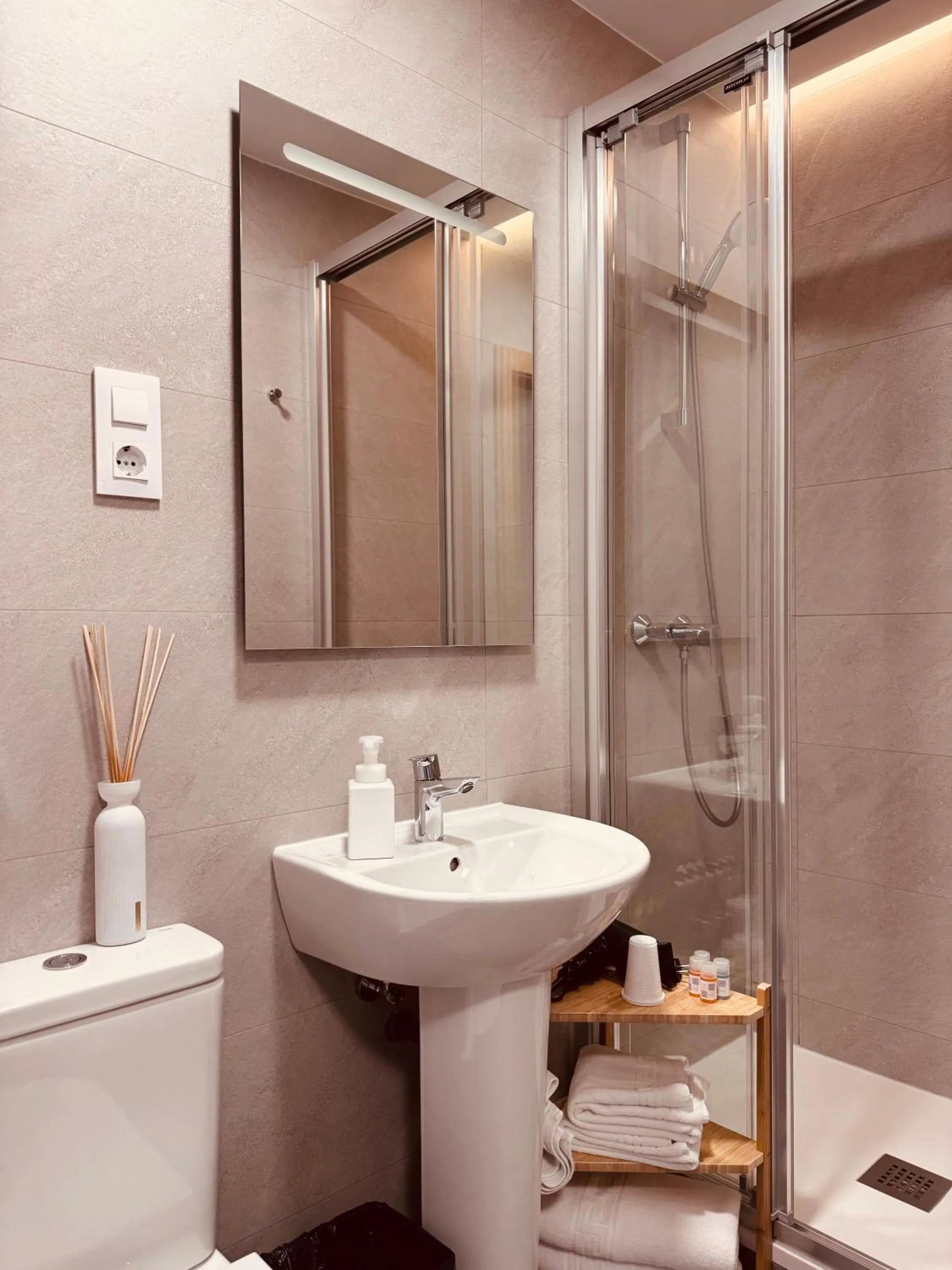 Shower in Hostal Patria Madrid