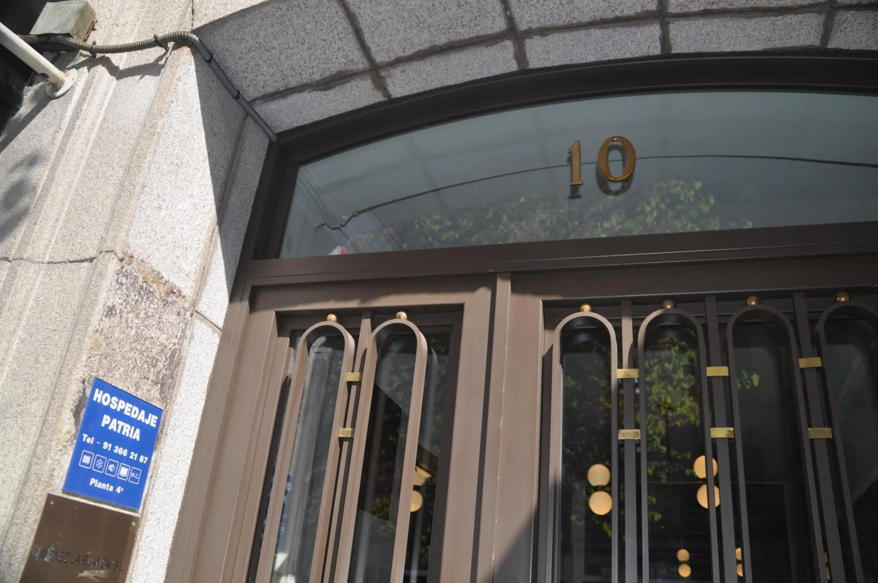 Facade/entrance in Hostal Patria Madrid