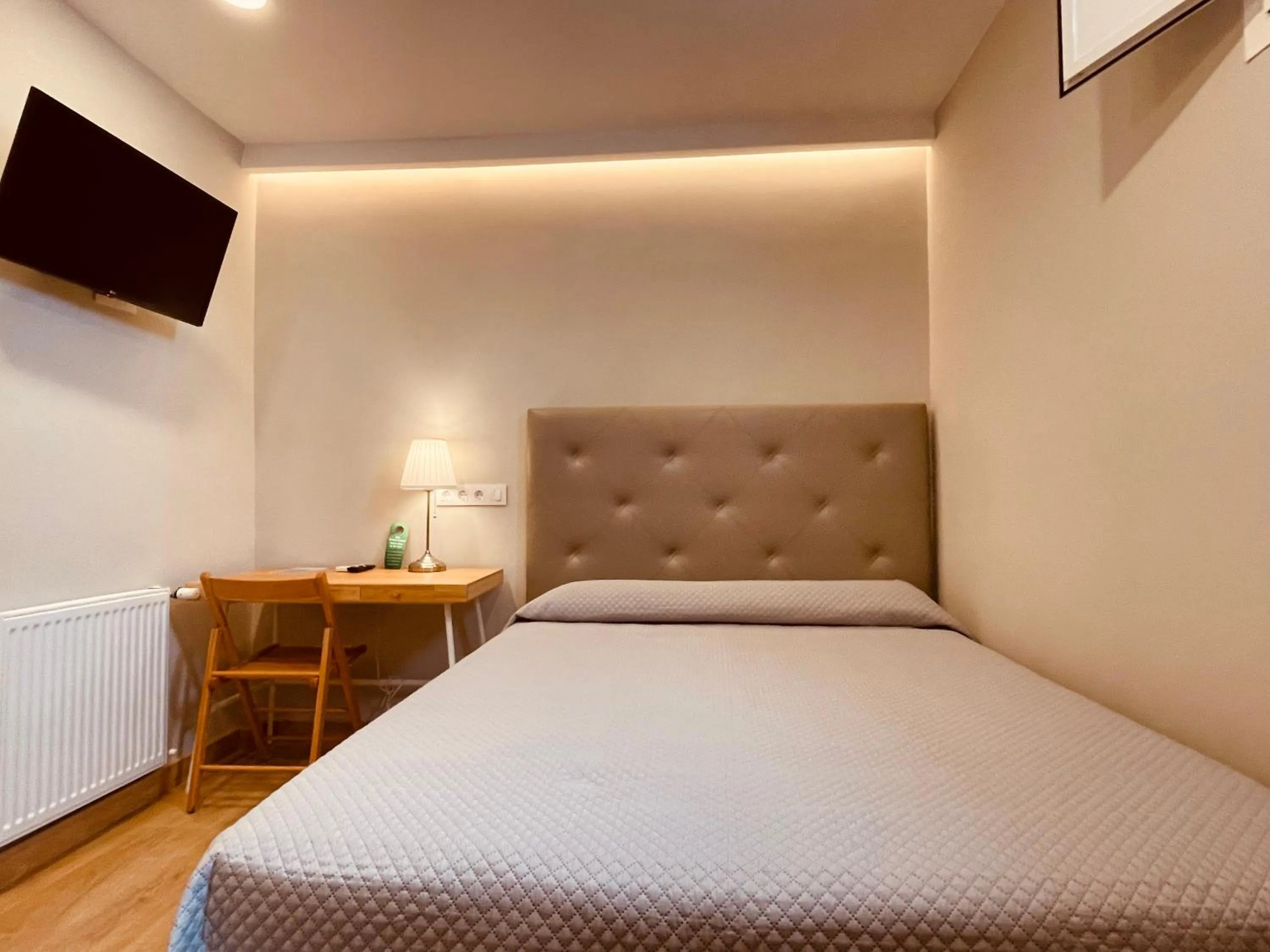 Photo of the whole room, Bed in Hostal Patria Madrid