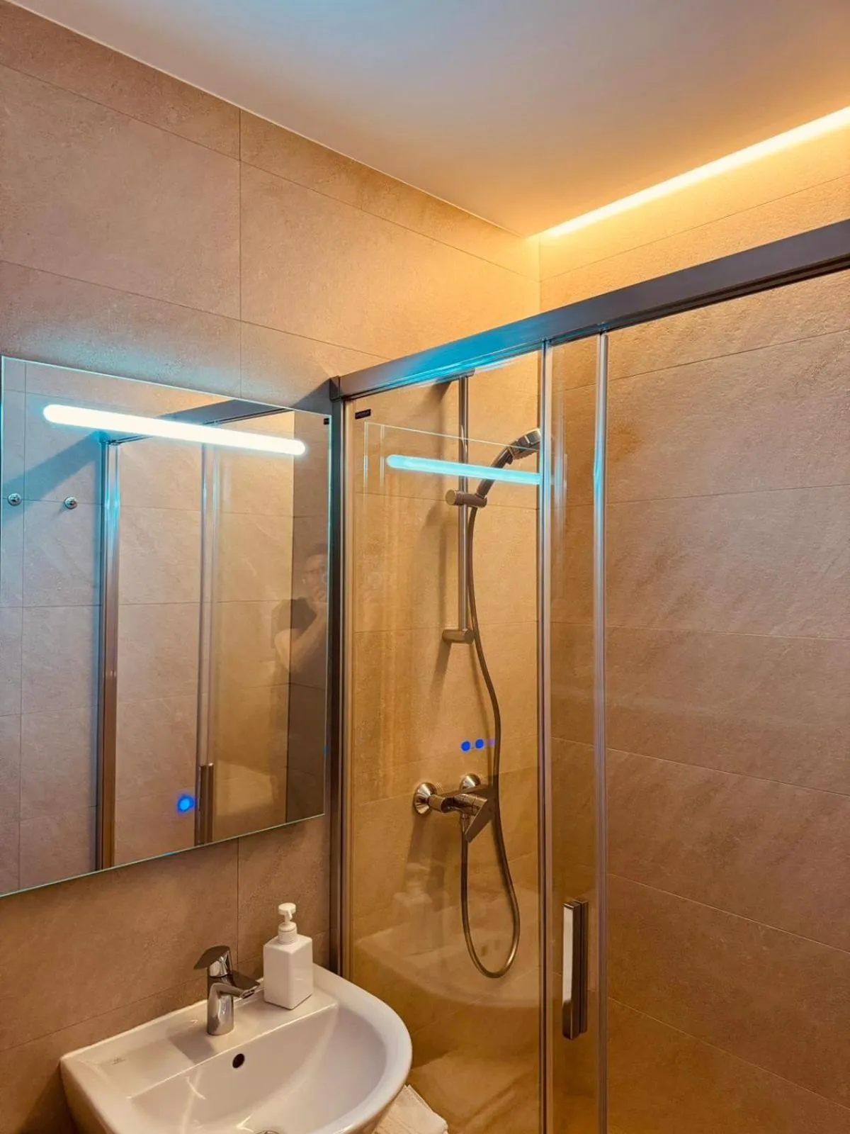 Shower in Hostal Patria Madrid