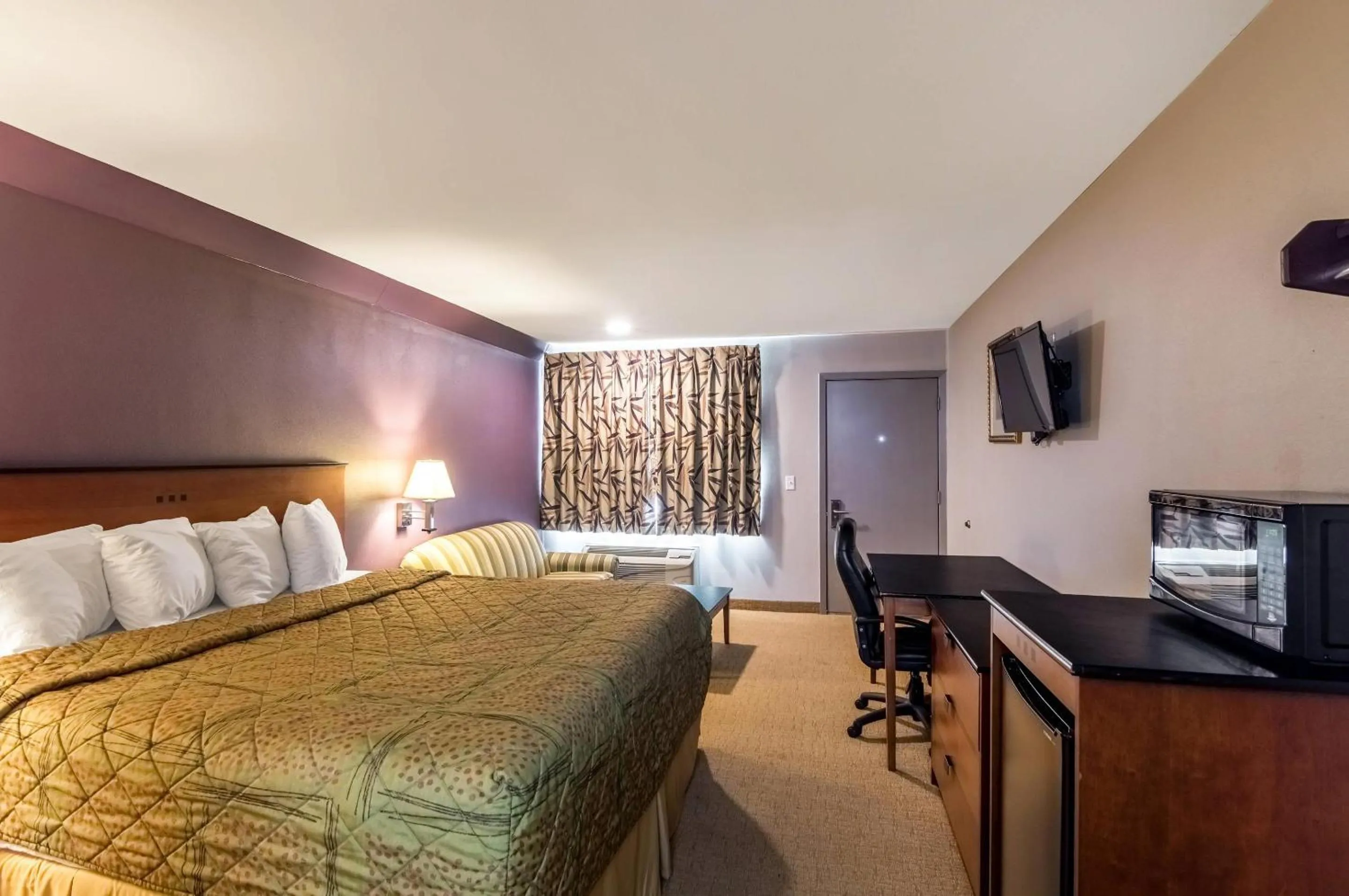 Bedroom, Bed in Rodeway Inn