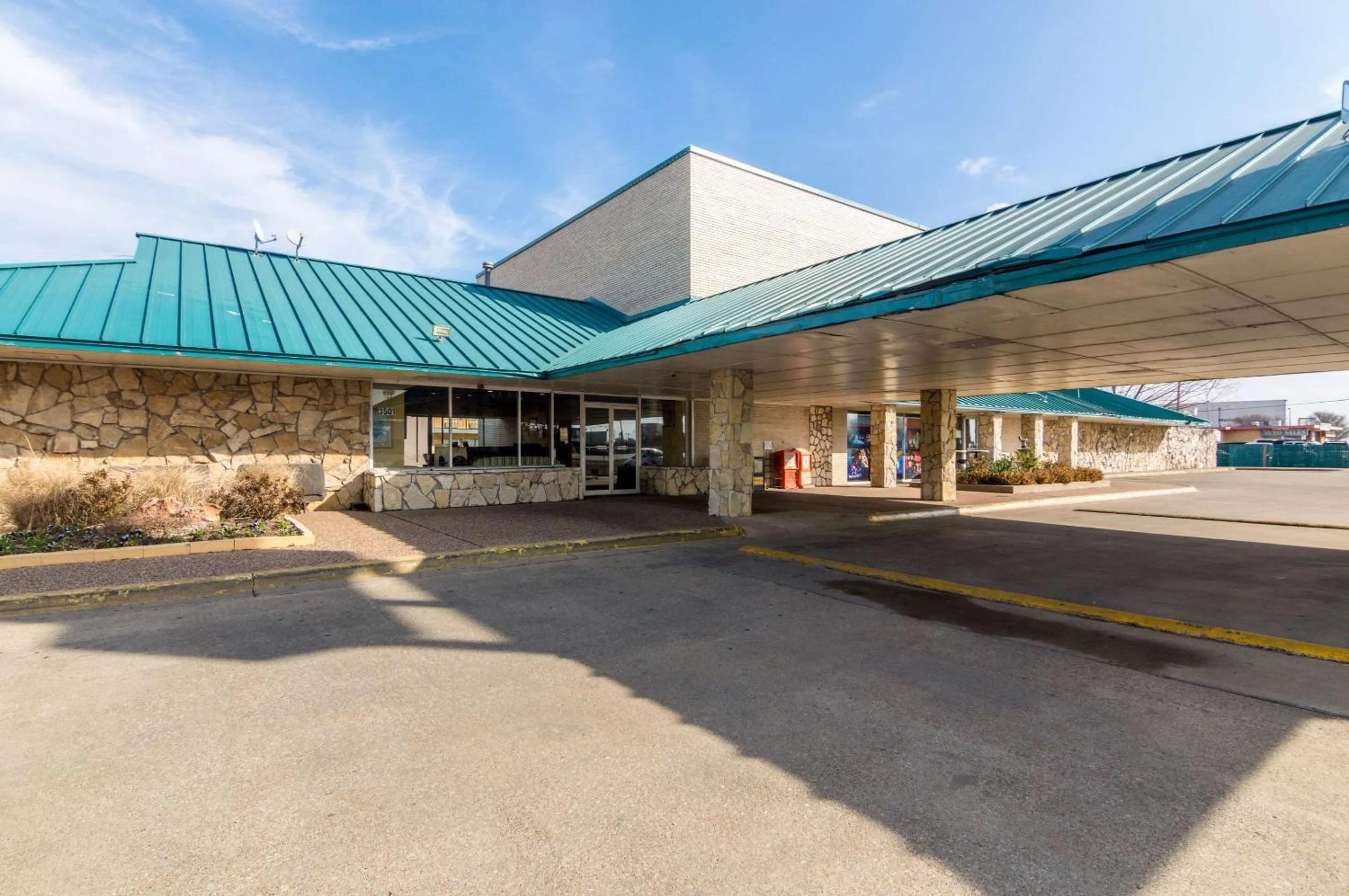 Property building in Rodeway Inn