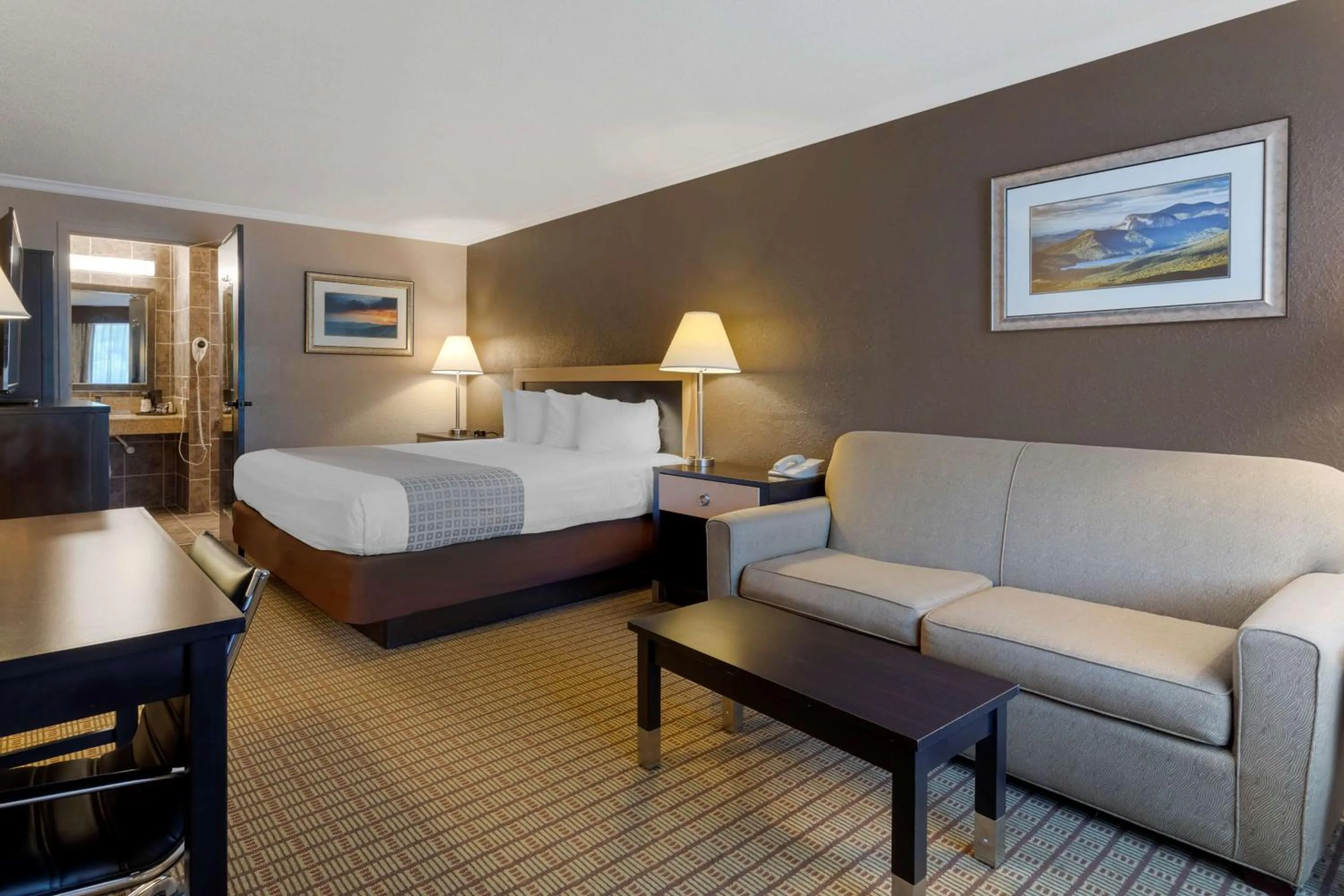 Bedroom in Best Western Smoky Mountain Inn