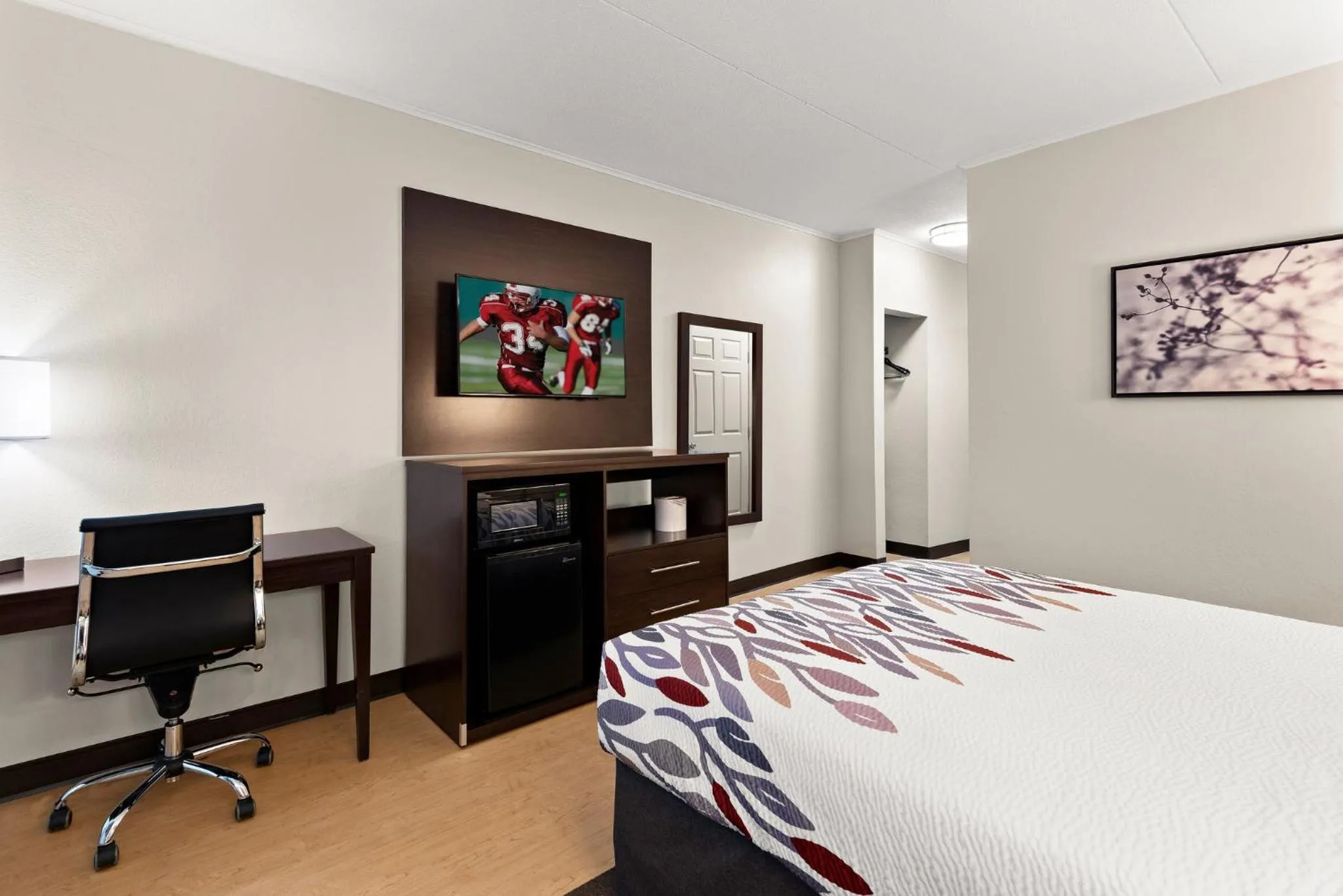 Photo of the whole room, Bed in Red Roof Inn Norwich