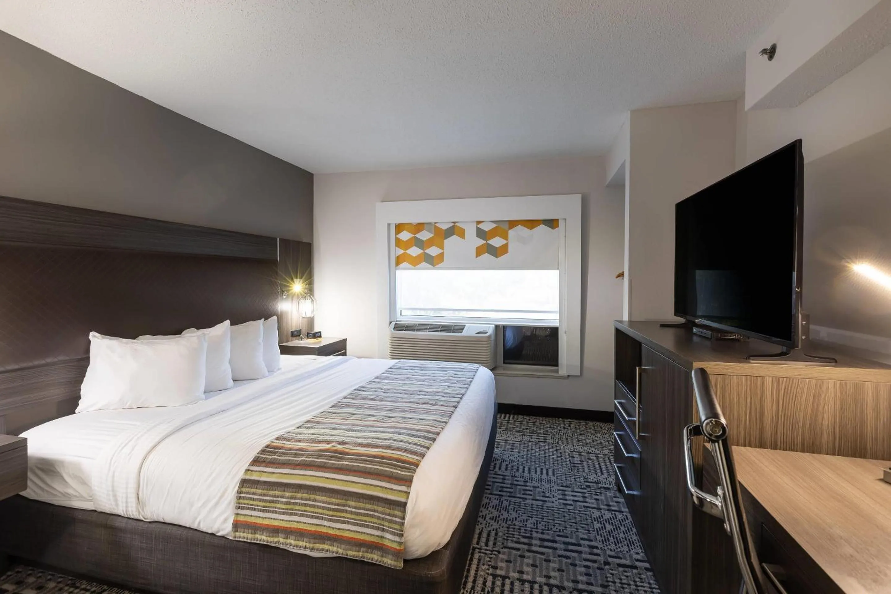 Bedroom, Bed in Country Inn & Suites by Radisson, Lake Norman Huntersville, NC