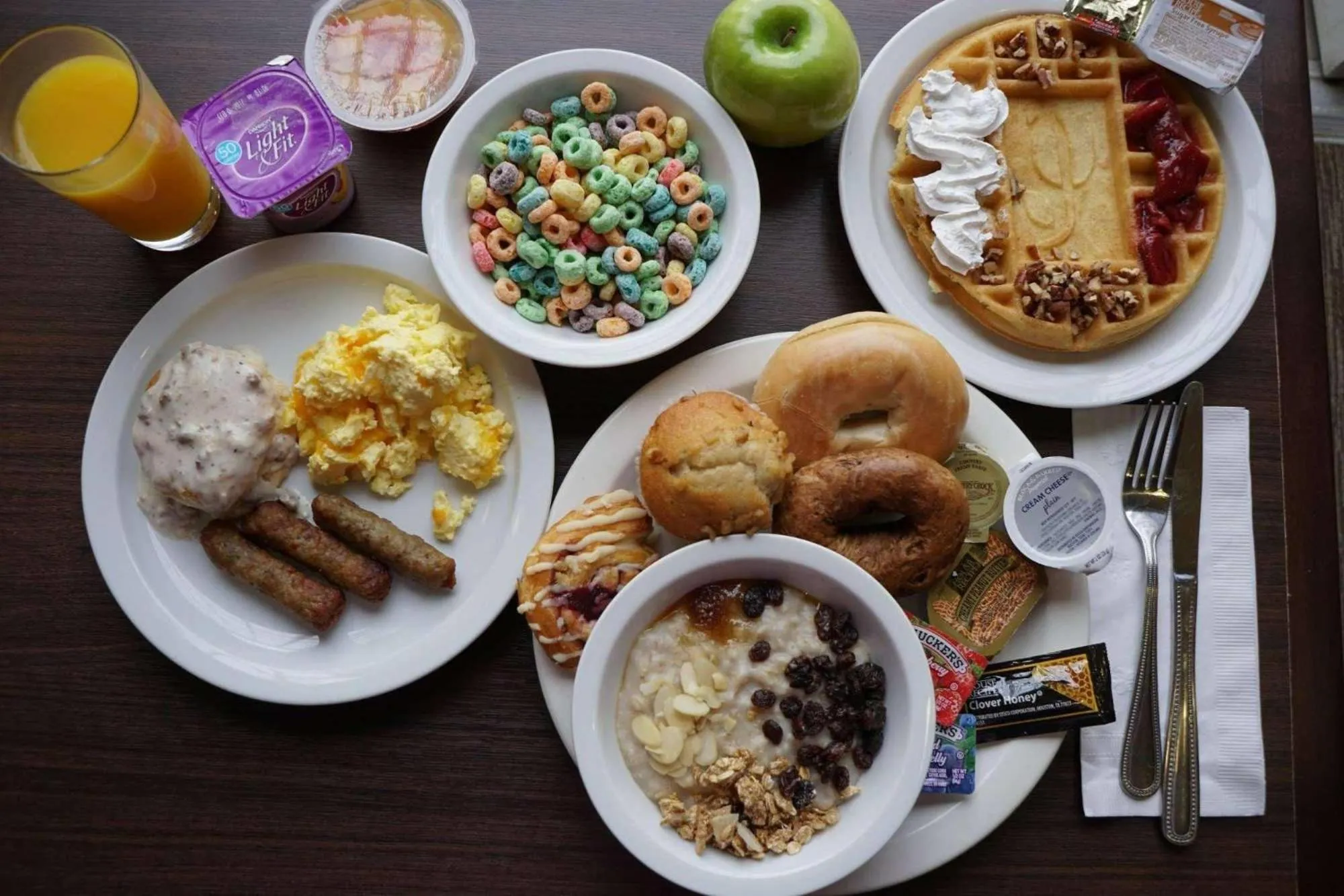 Breakfast in Country Inn & Suites by Radisson, Lake Norman Huntersville, NC