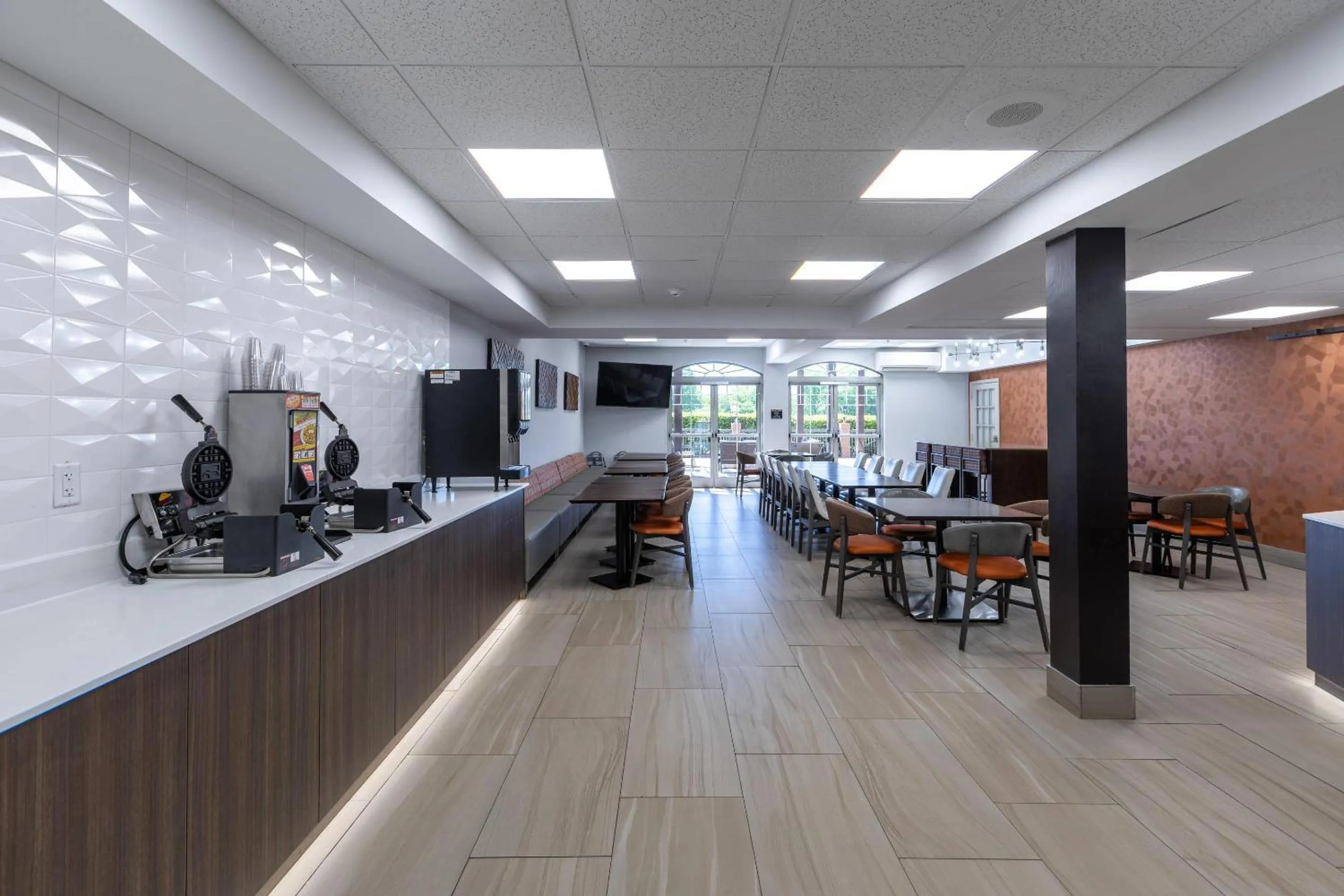 Breakfast in Country Inn & Suites by Radisson, Lake Norman Huntersville, NC