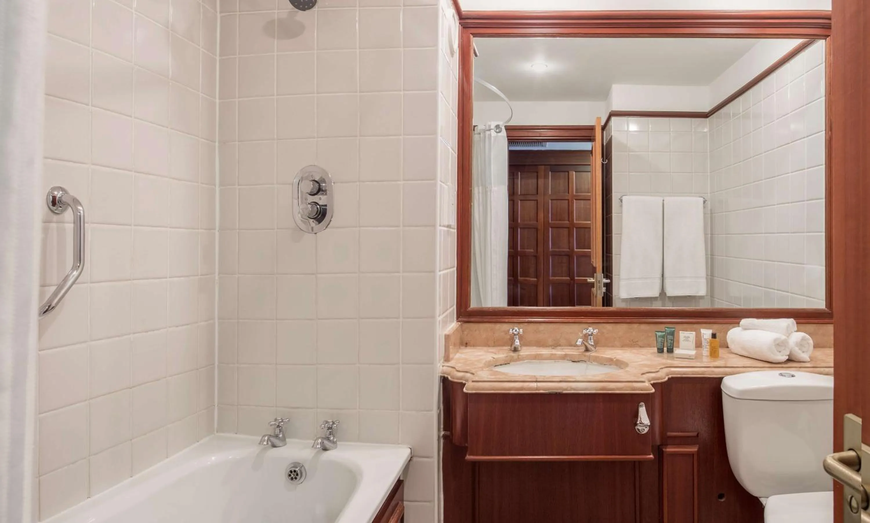 Bathroom in Hilton East Midlands Airport