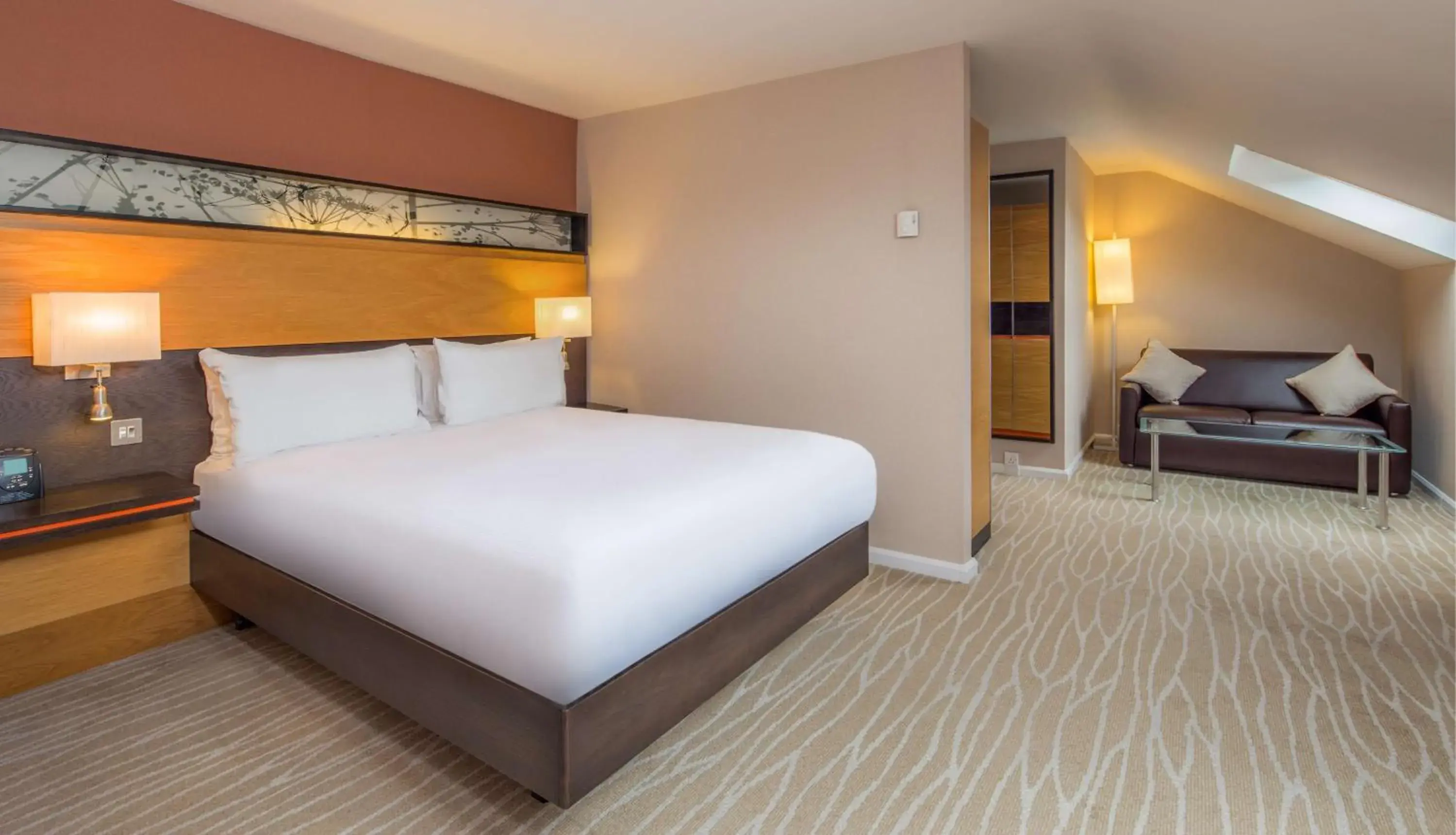 Deluxe Queen Room in Hilton East Midlands Airport Deluxe Queen Room in Hilton East Midlands Airport