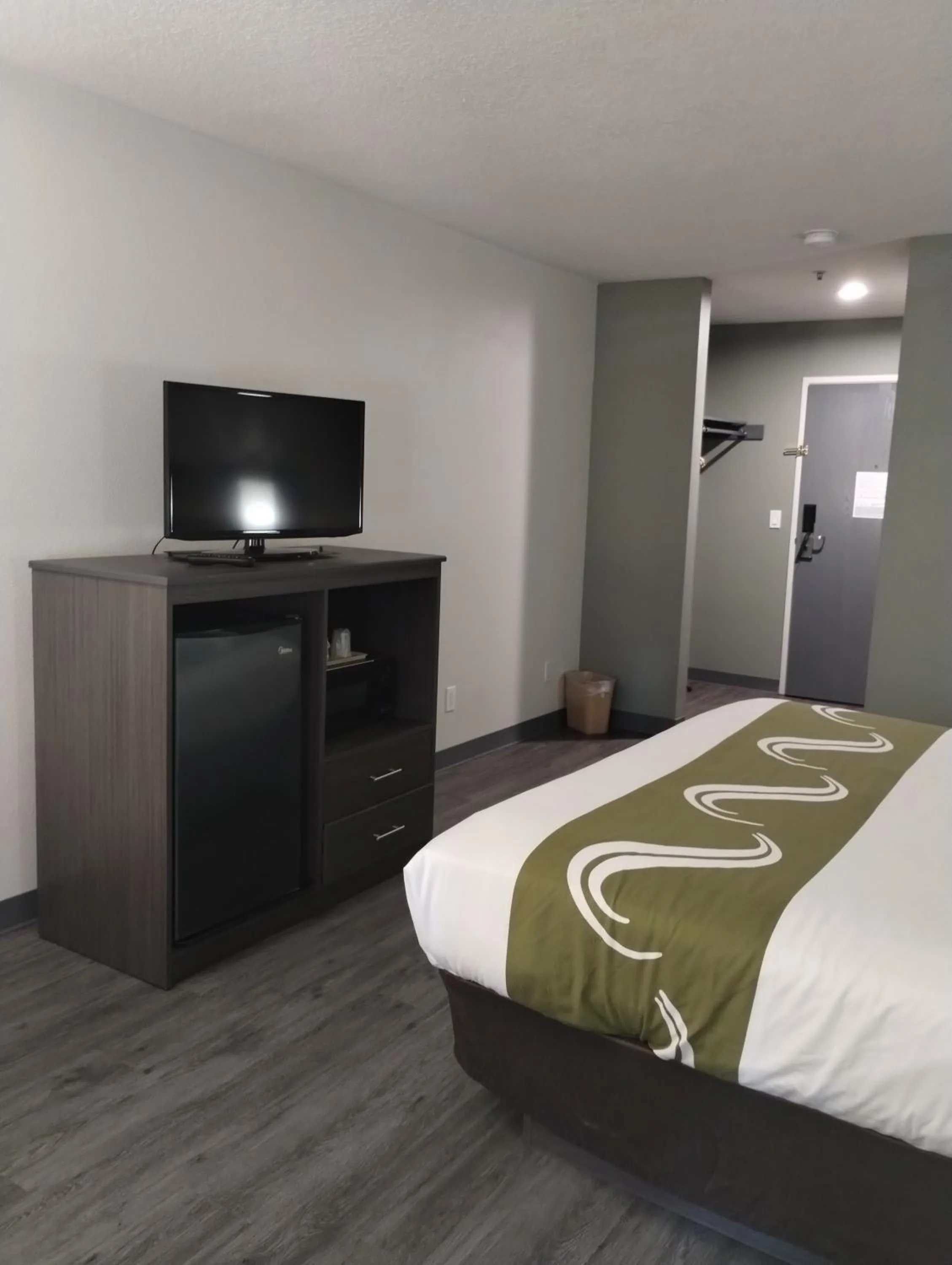 Bed in Quality Inn & Suites Wilsonville