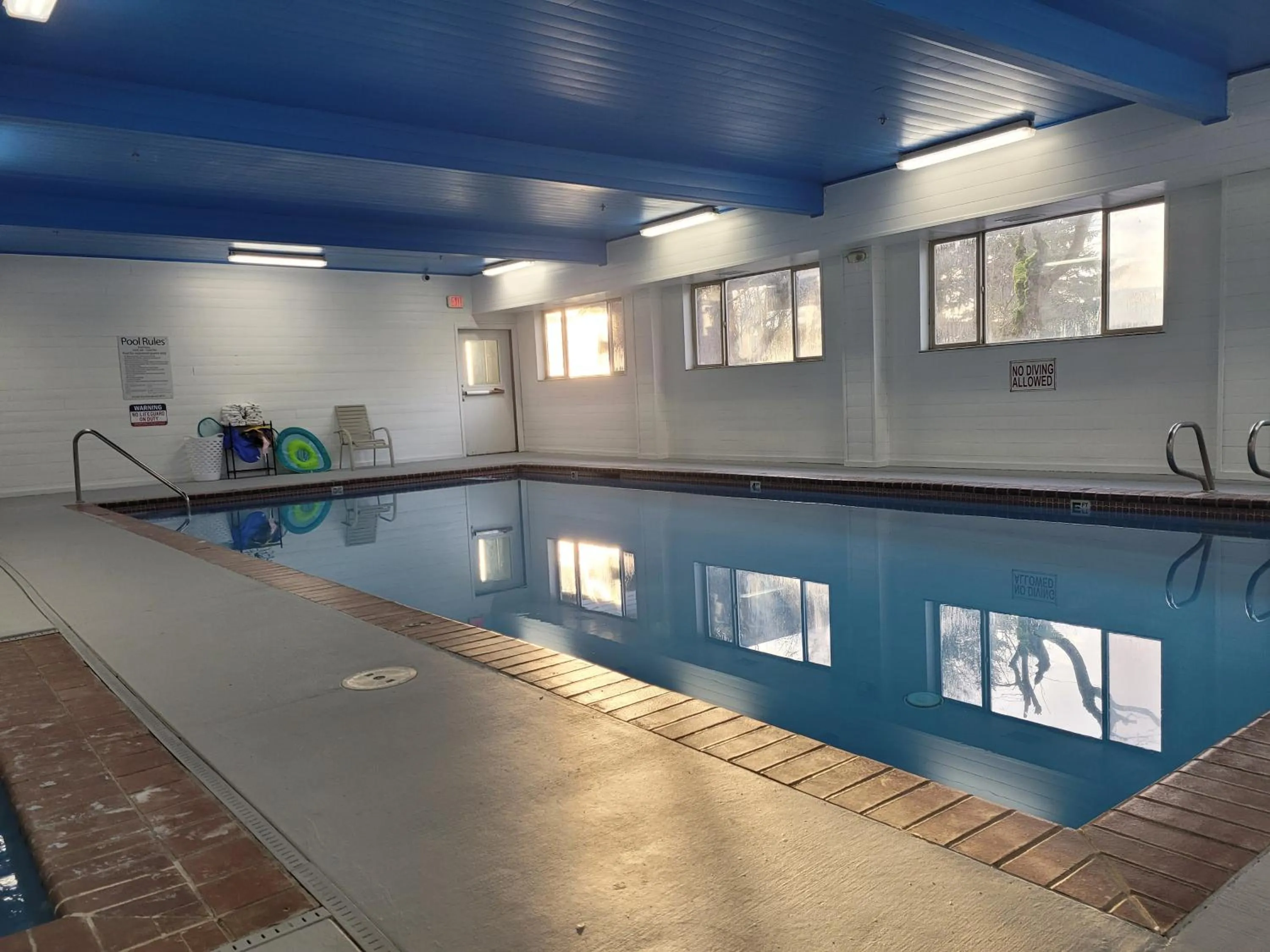 Swimming pool in Quality Inn & Suites Wilsonville