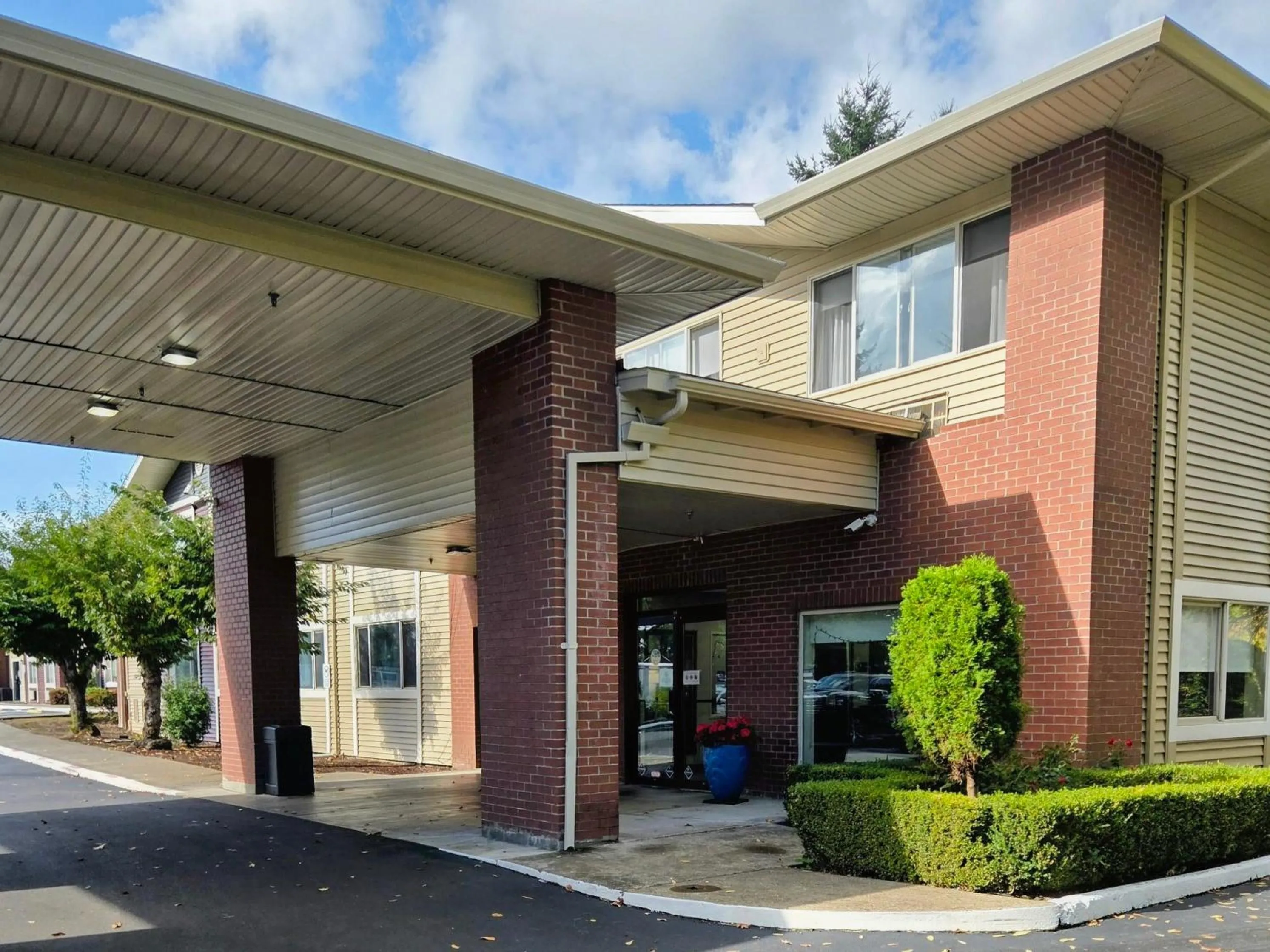 Property building in Quality Inn & Suites Wilsonville