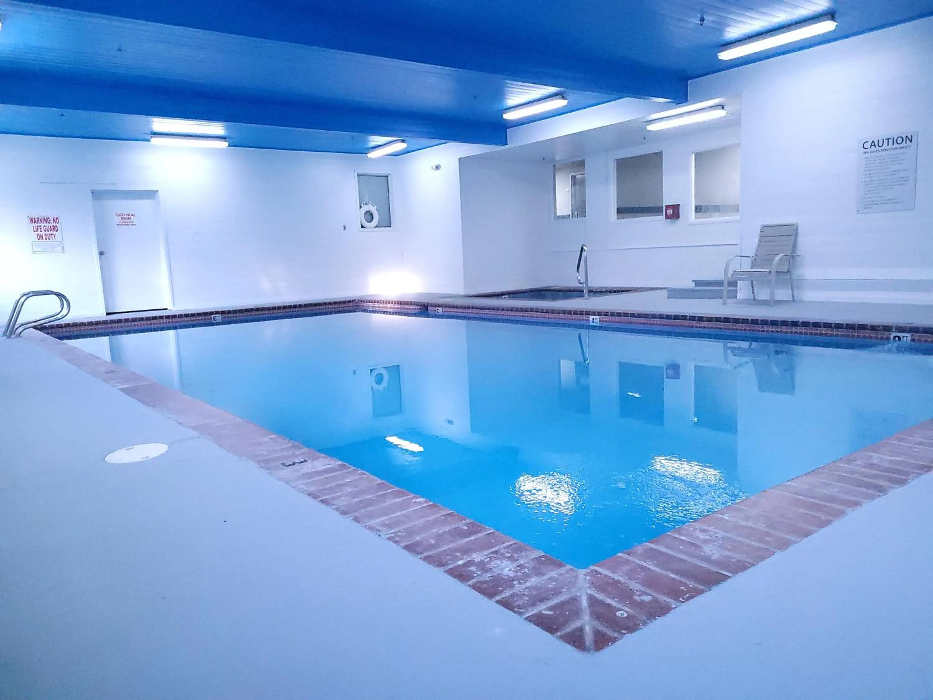 Swimming pool in Quality Inn & Suites Wilsonville