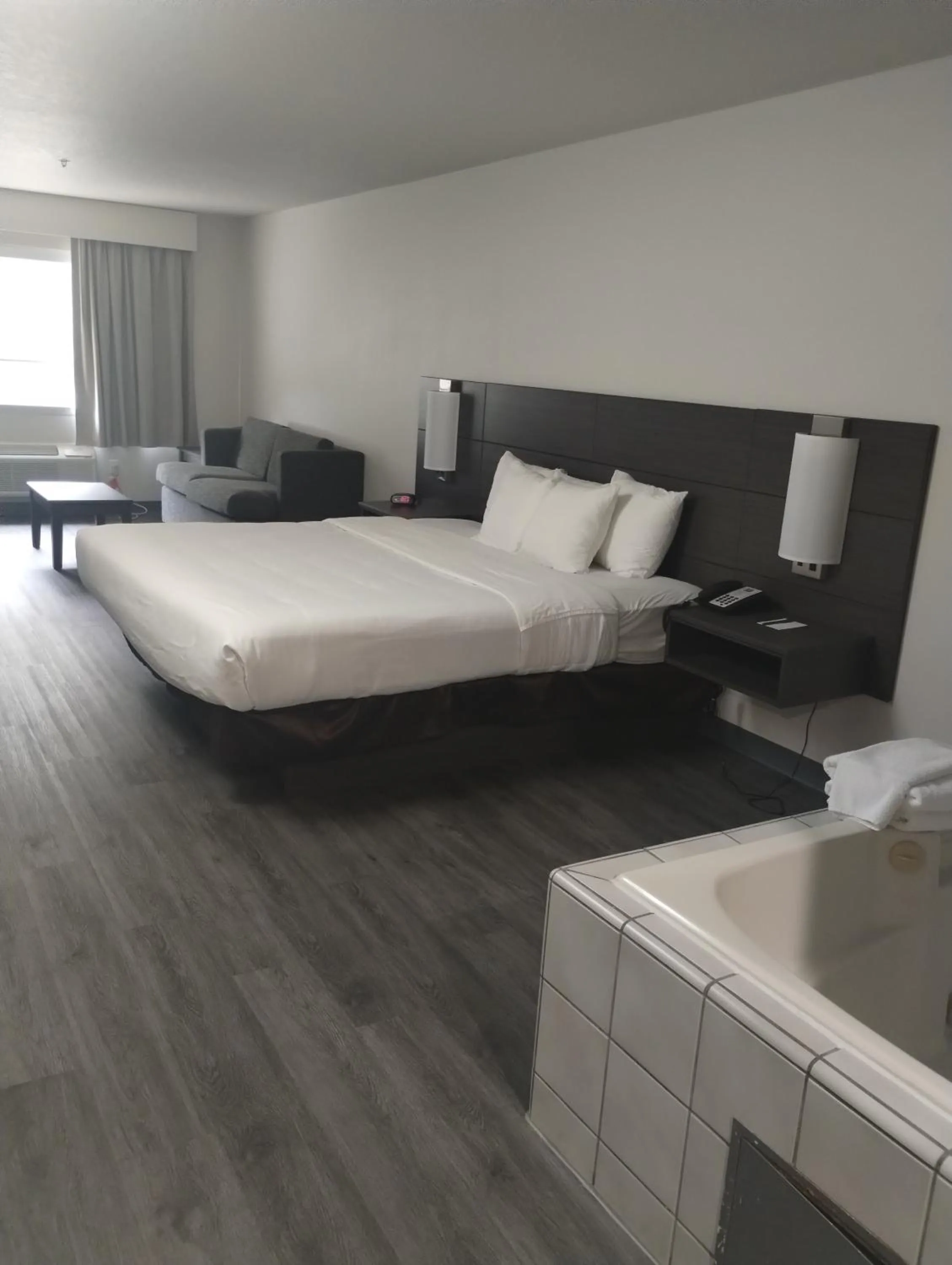 Bed in Quality Inn & Suites Wilsonville