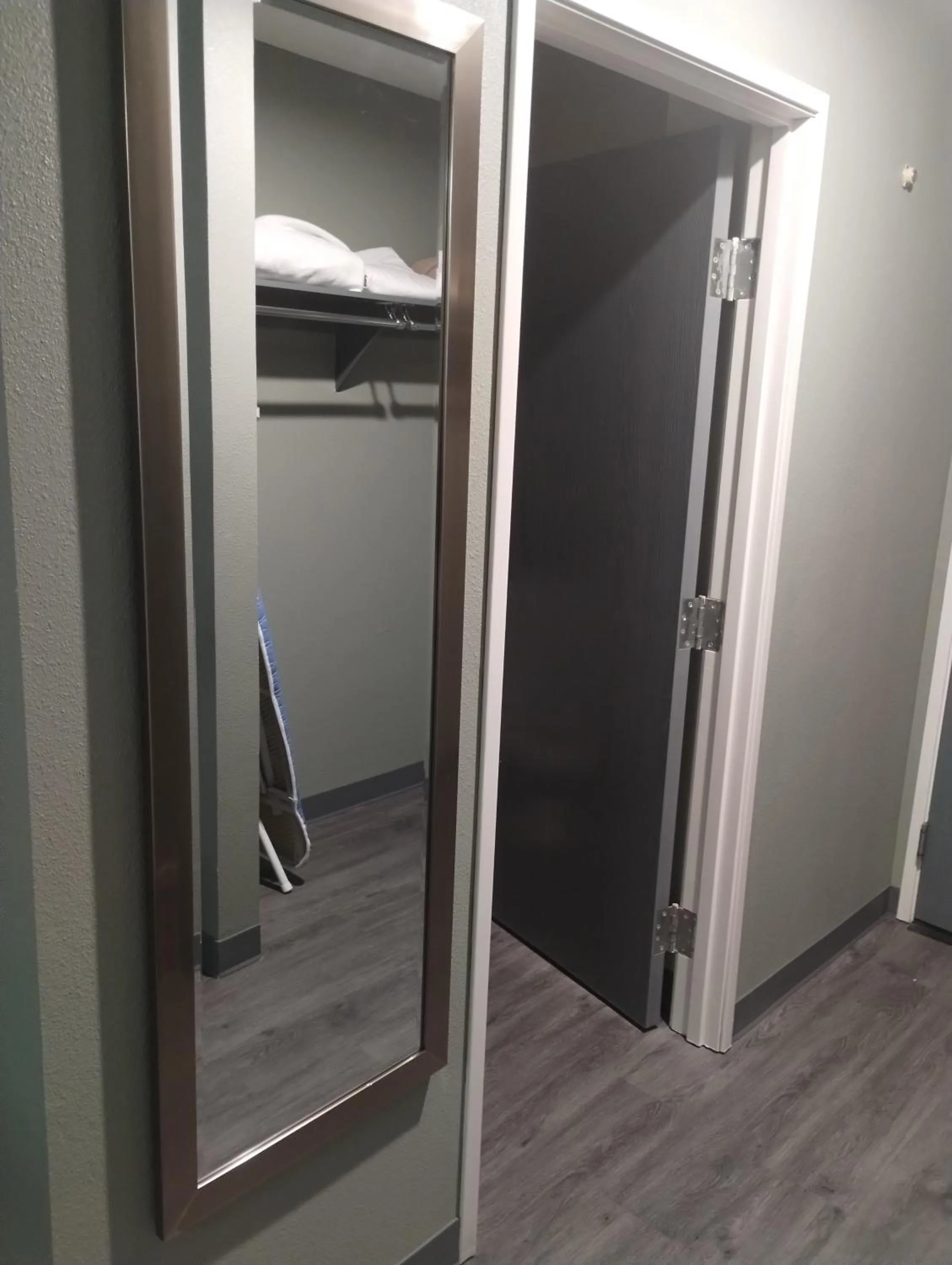 wardrobe in Quality Inn & Suites Wilsonville