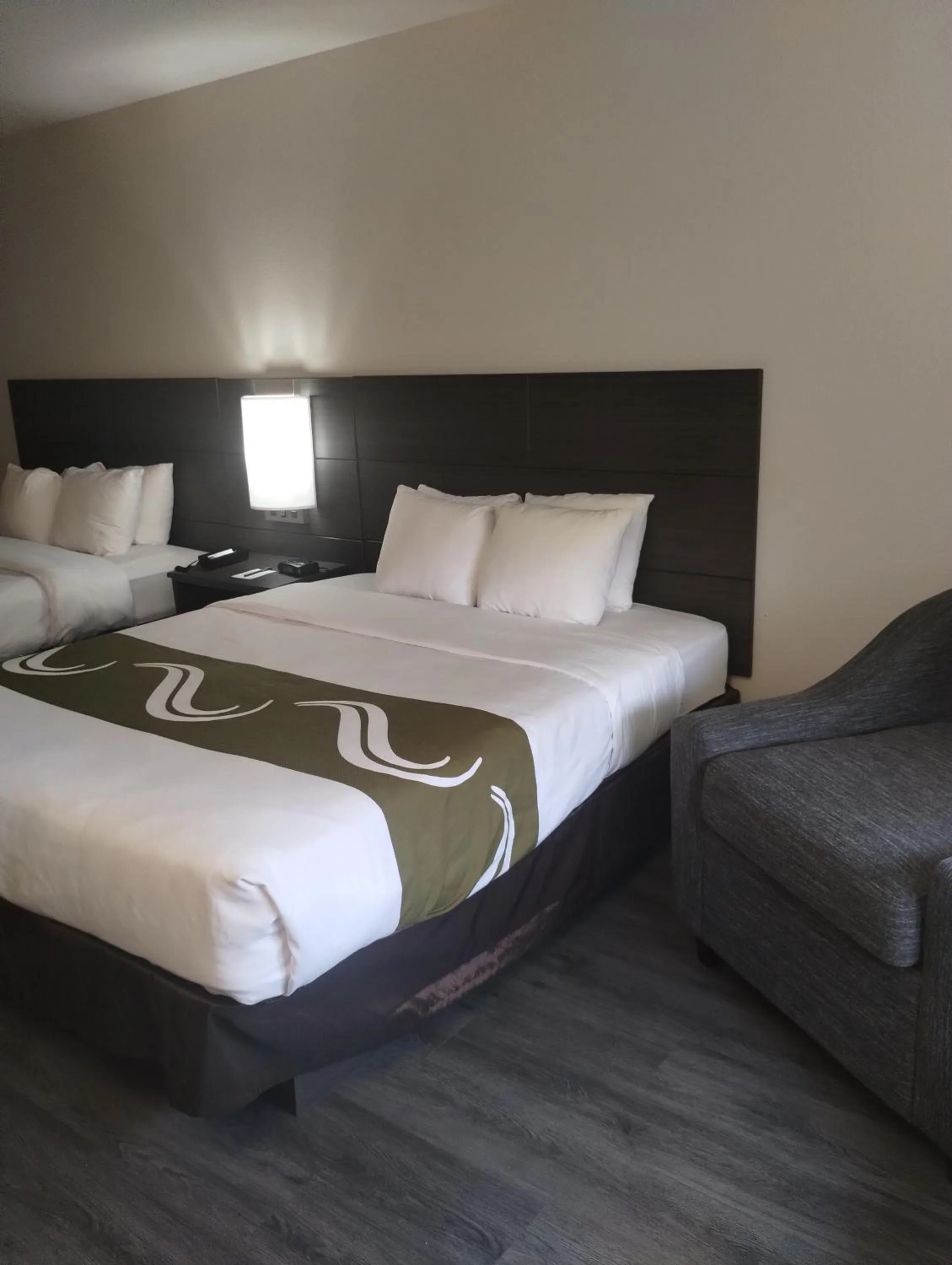 Bed in Quality Inn & Suites Wilsonville