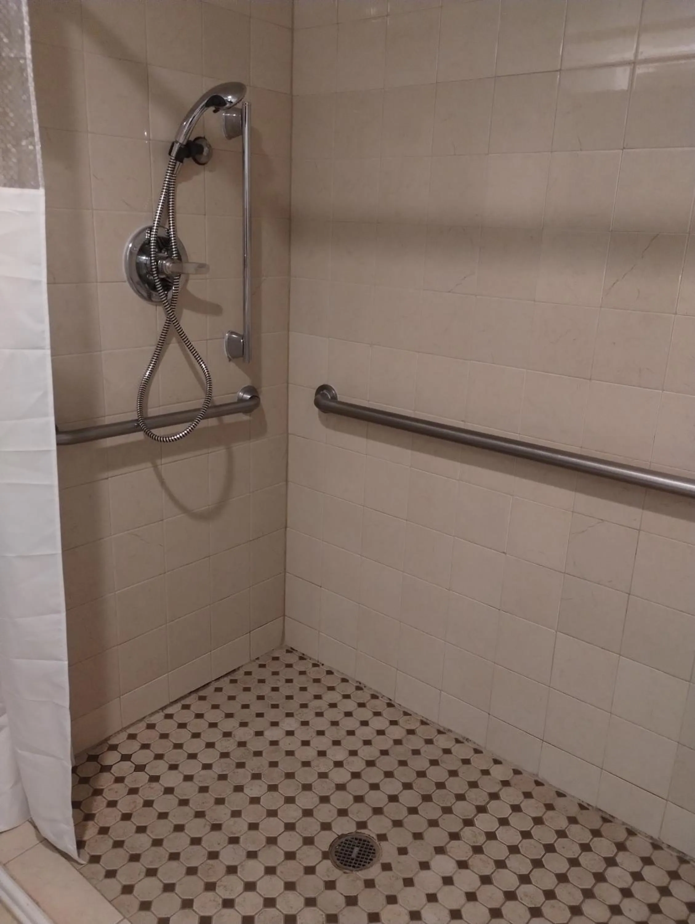 Shower in Quality Inn & Suites Wilsonville