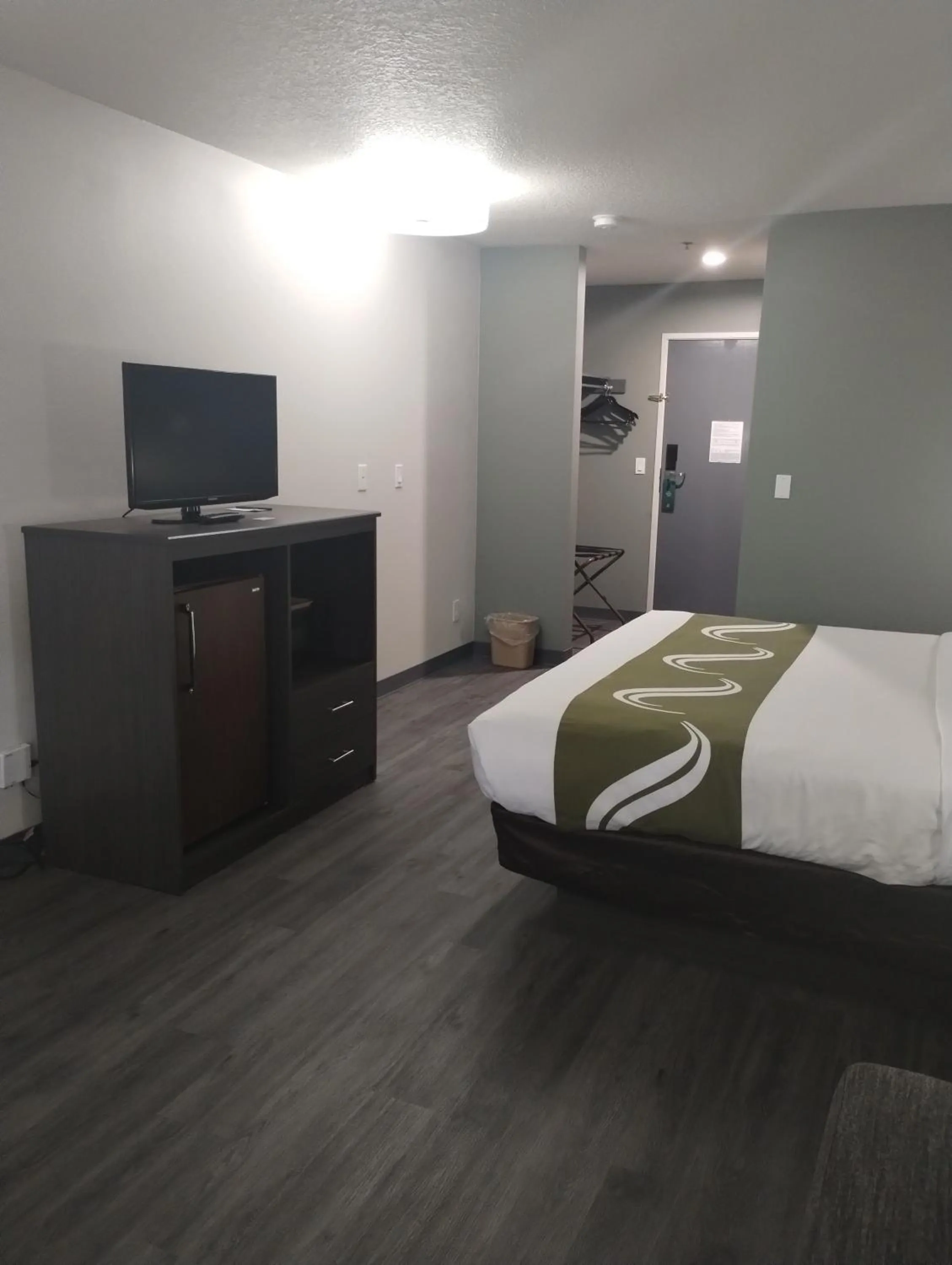 Bed in Quality Inn & Suites Wilsonville