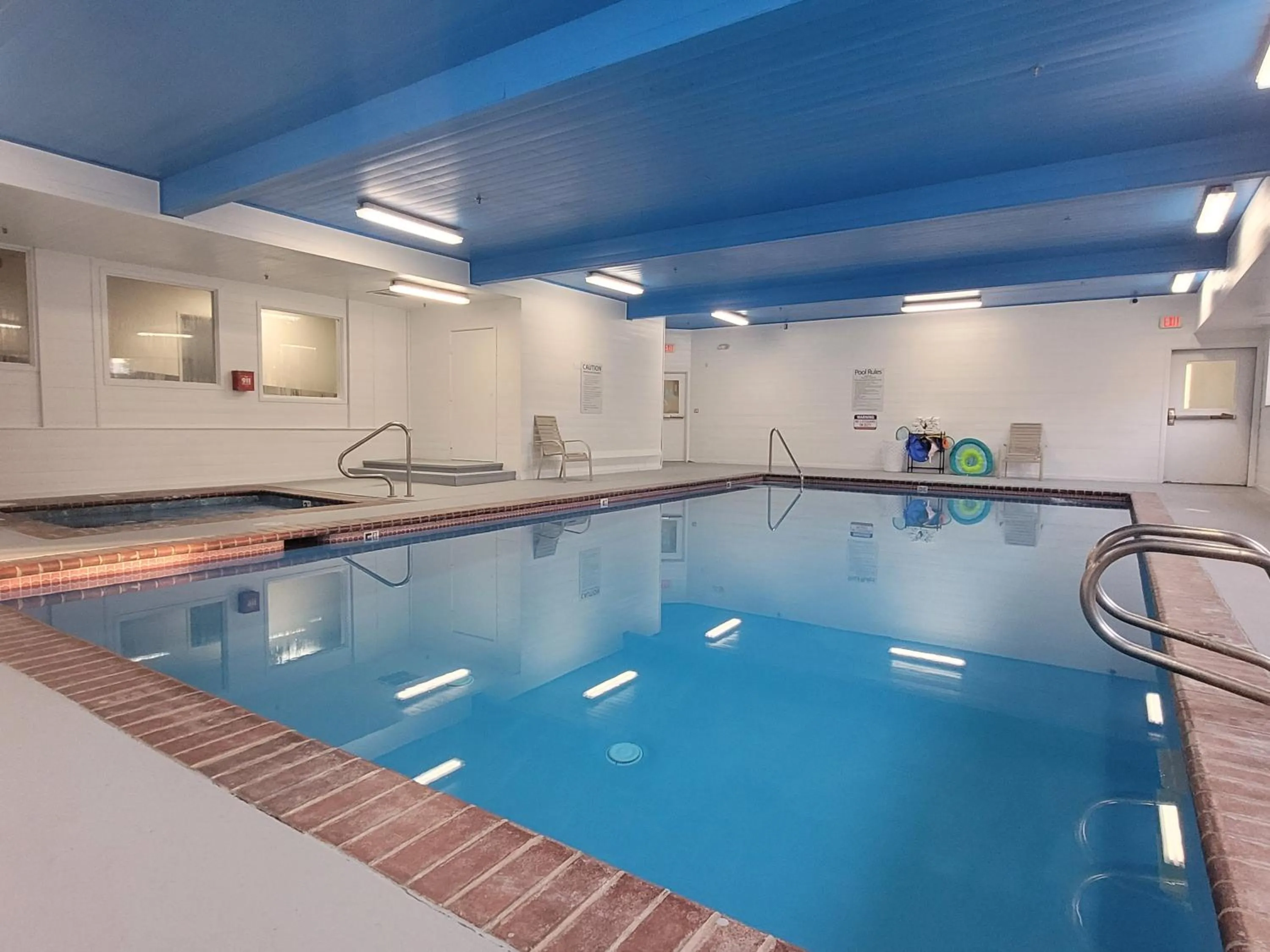 Swimming pool in Quality Inn & Suites Wilsonville