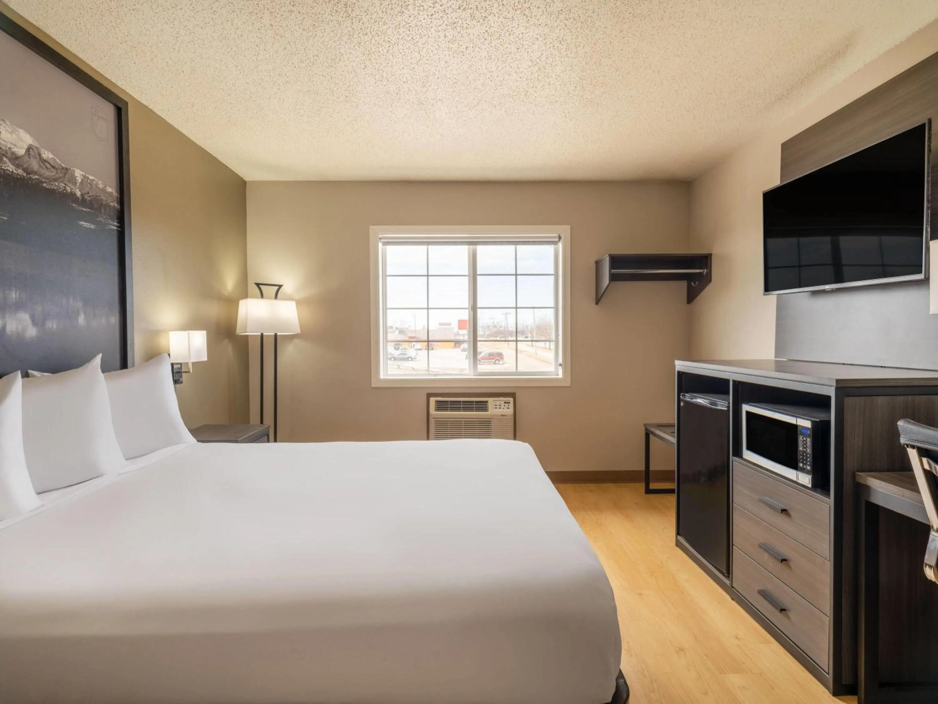 Photo of the whole room, Bed in Super 8 by Wyndham Clinton